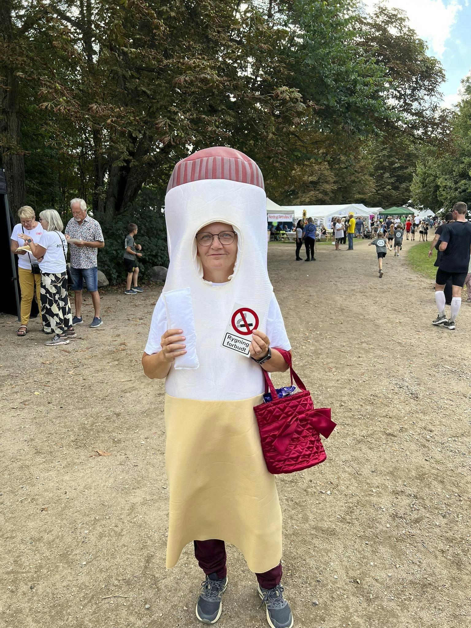 Henriette Weibel er klædt ud som Myrna - Den Talende Cigaret