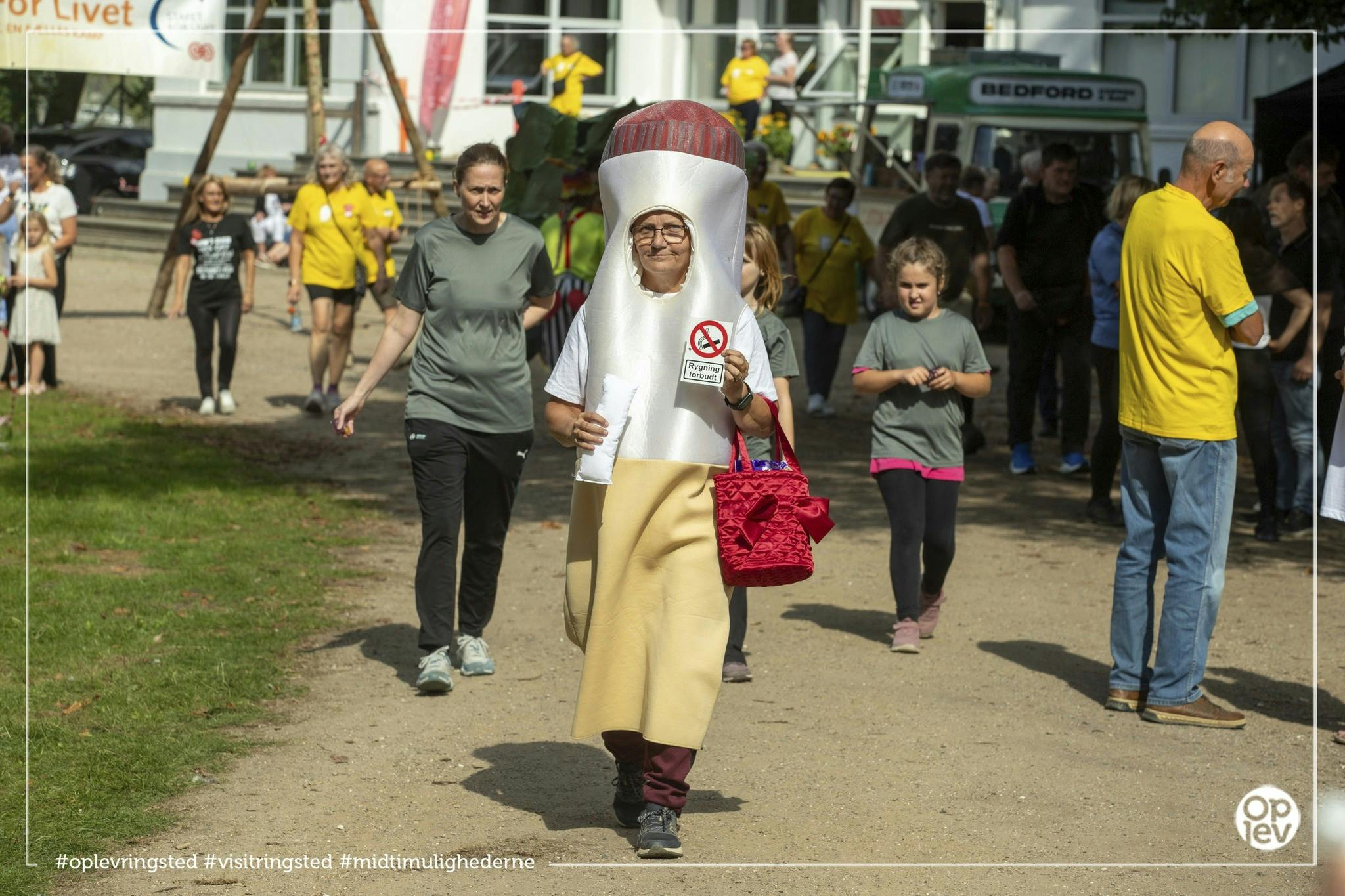 Henriette Weibel er klædt ud som Myrna - Den Talende Cigaret