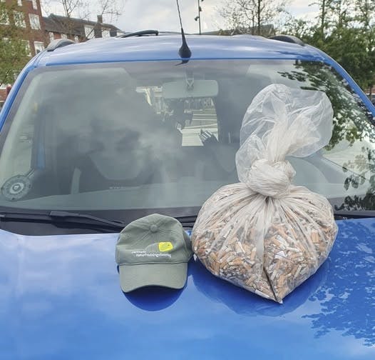 Stor pose med cigaretskodder, som Henriette Weibel har samlet.