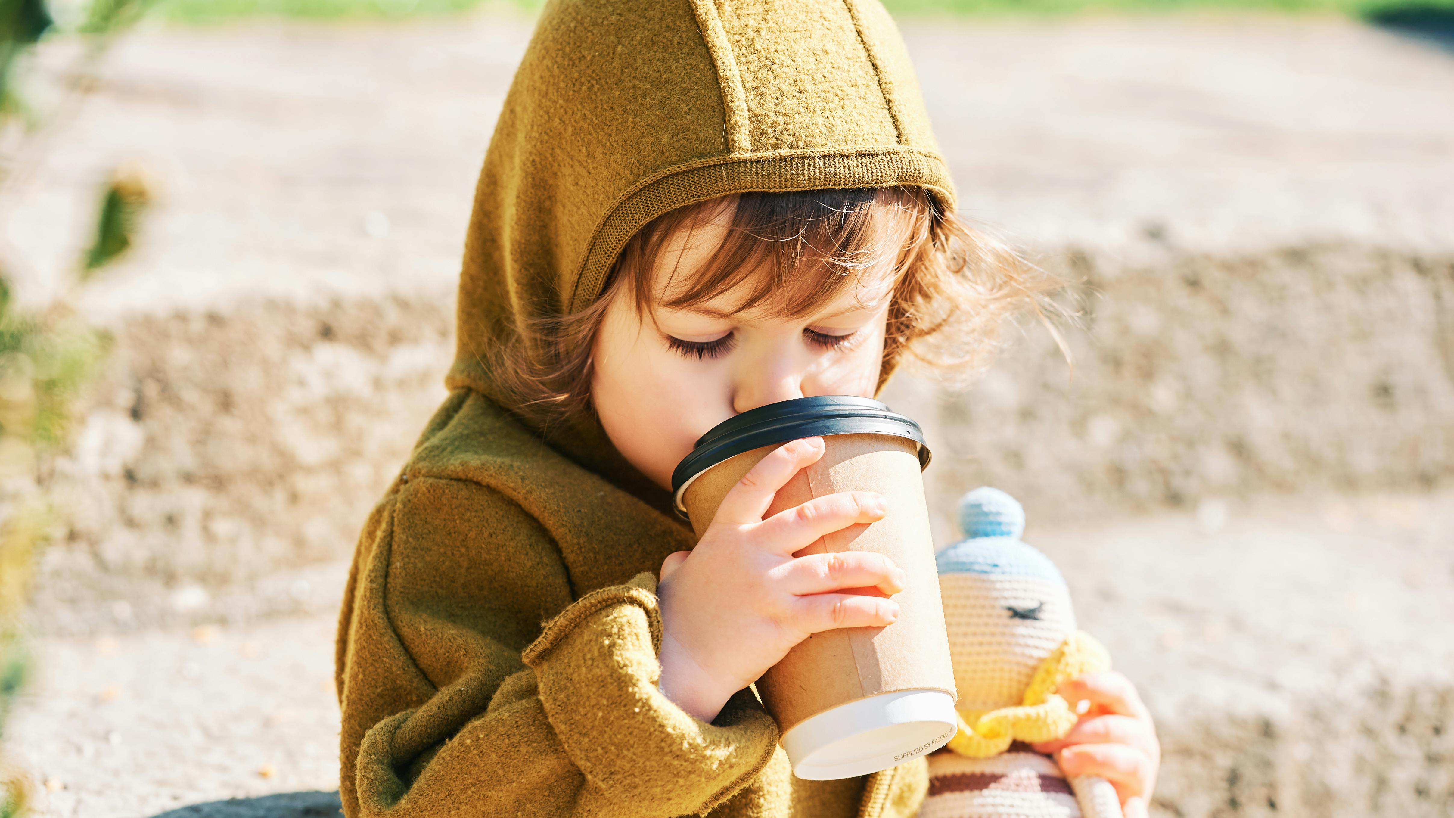 Lille dreng drikker mælk