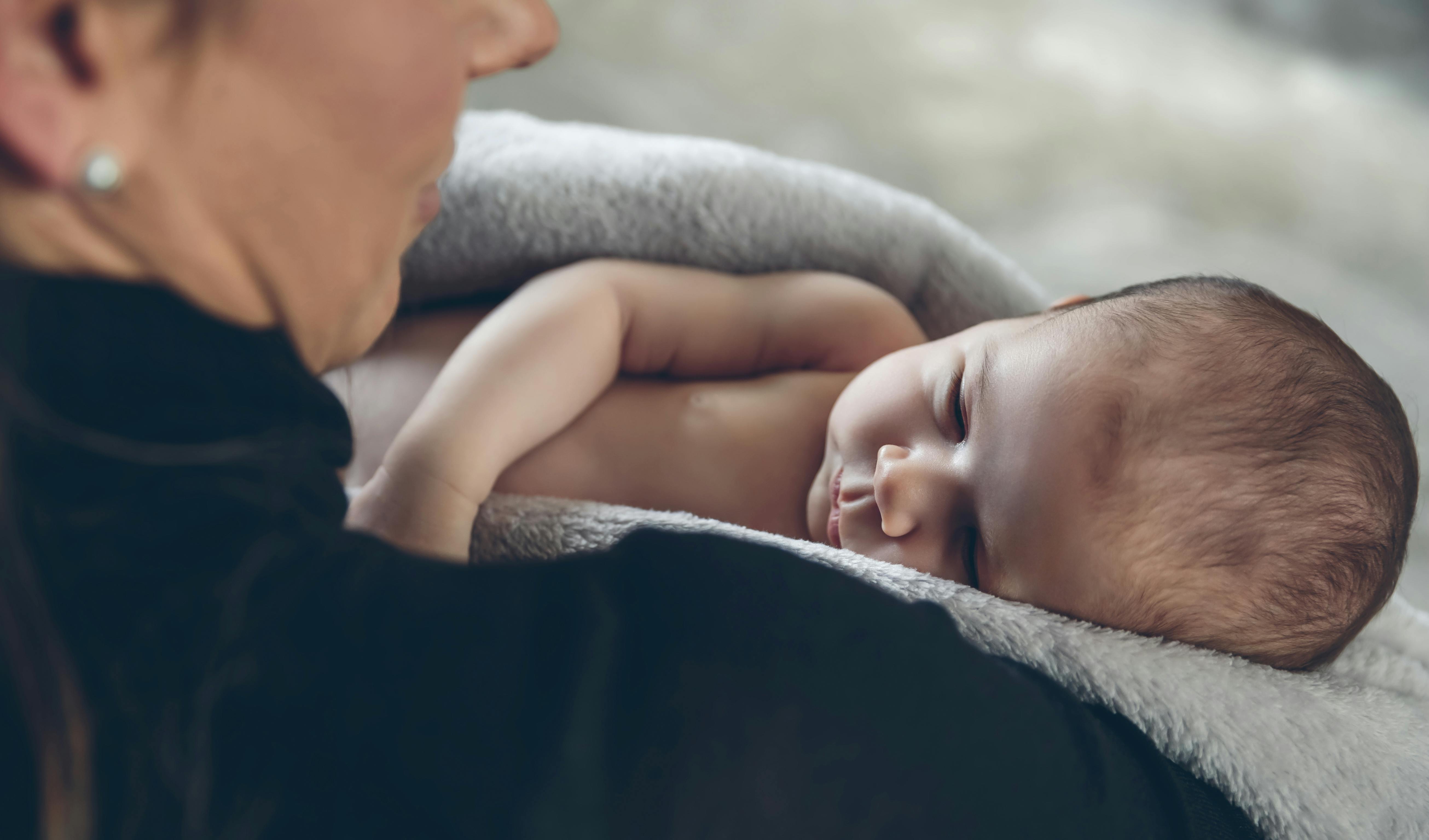 Bedstemor holder baby