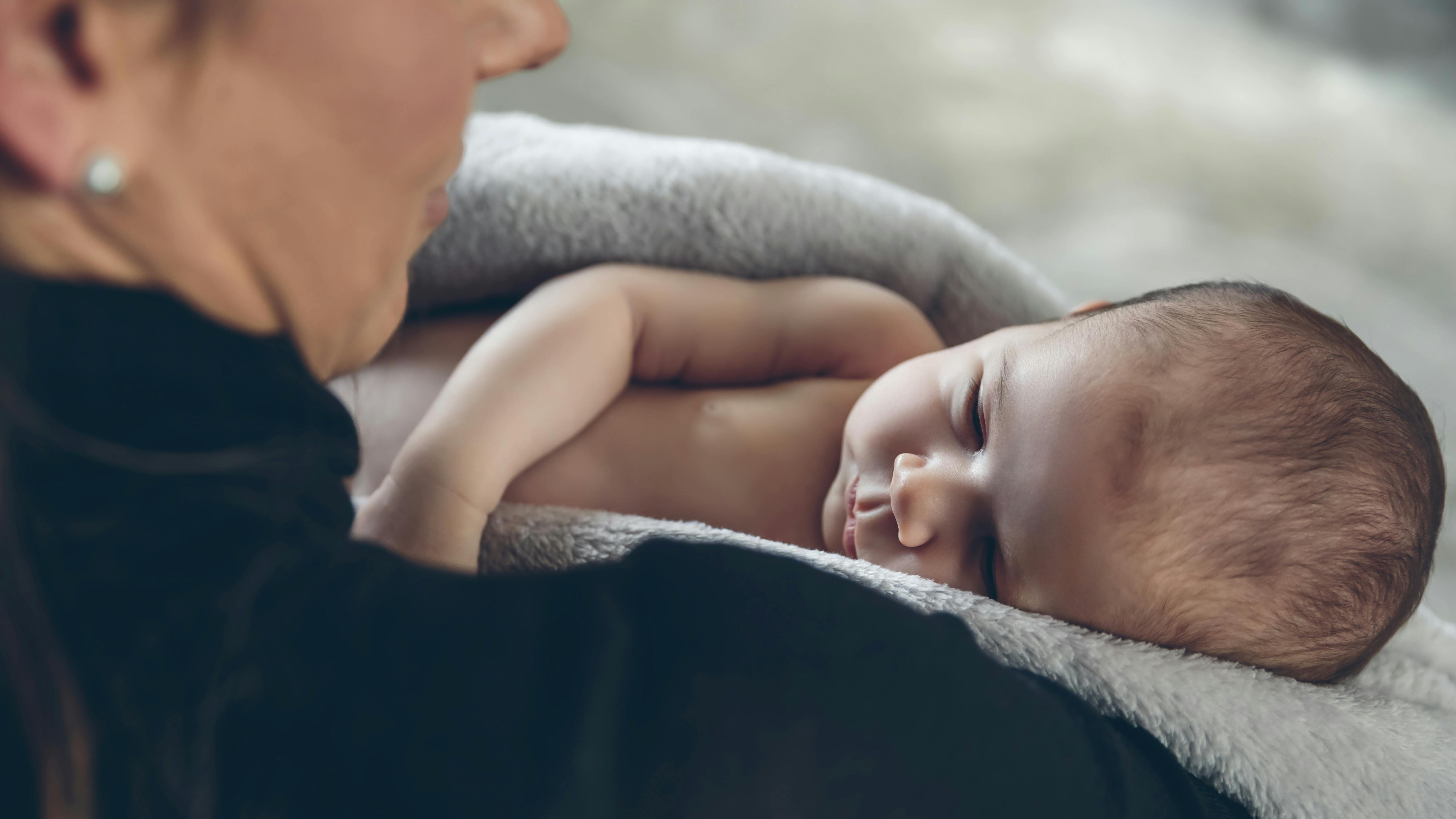 Bedstemor holder baby