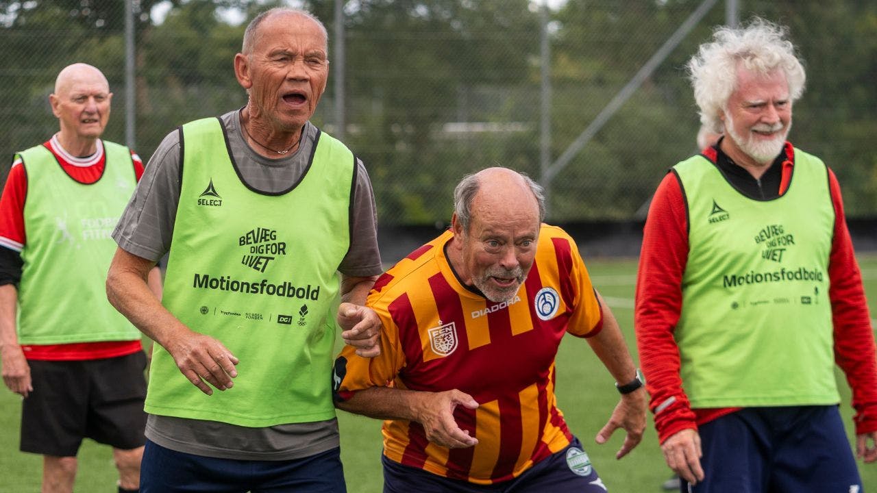 Fire ældre mænd spiller fodbold