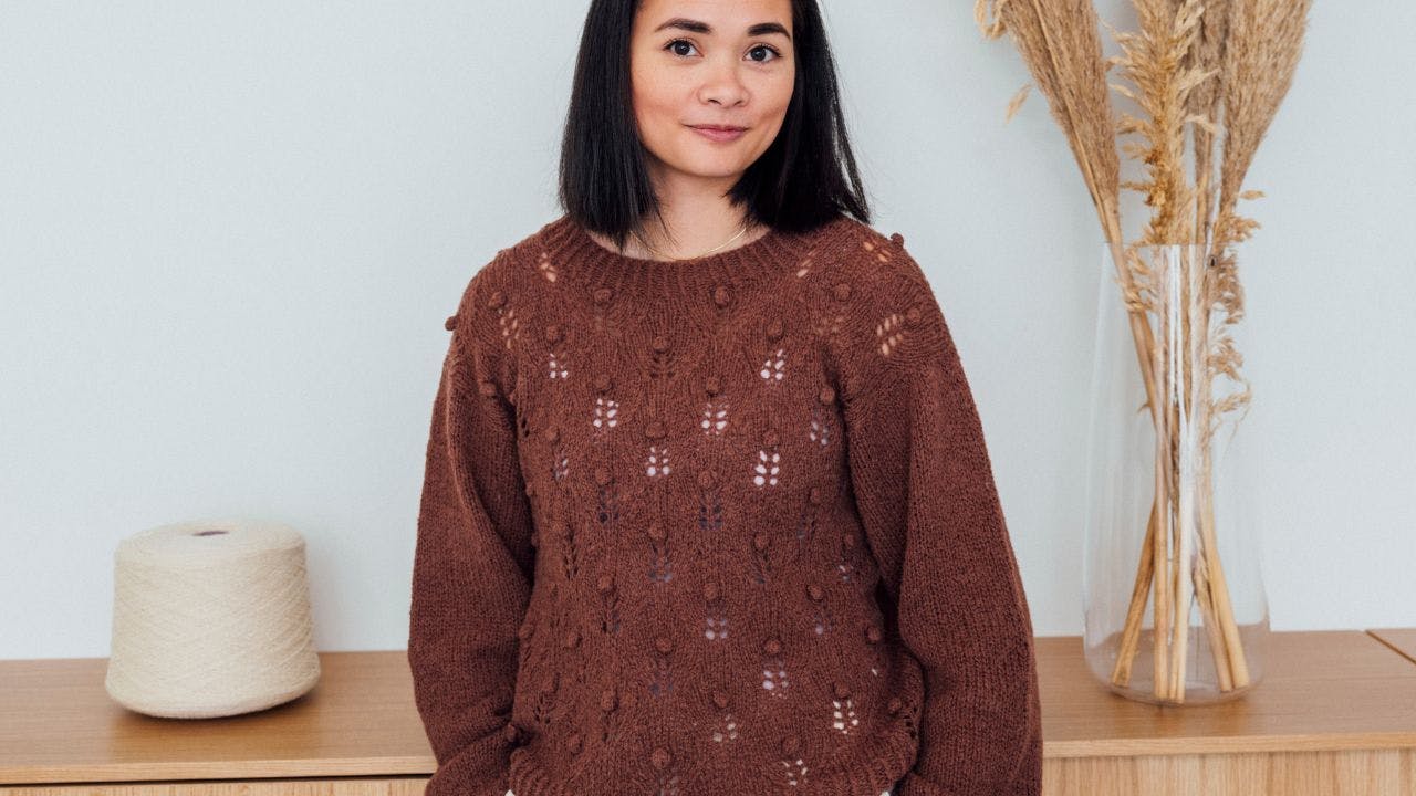 Kvinde med brun sweater