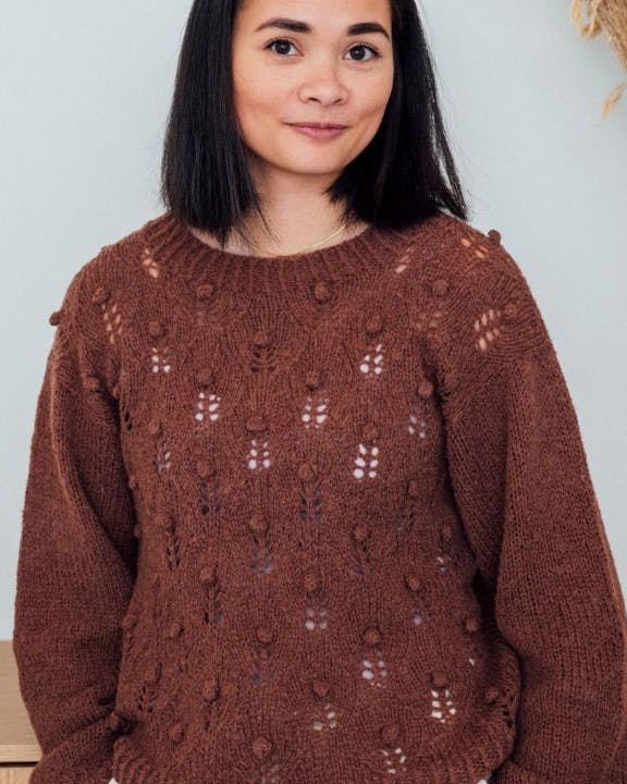Kvinde med brun sweater