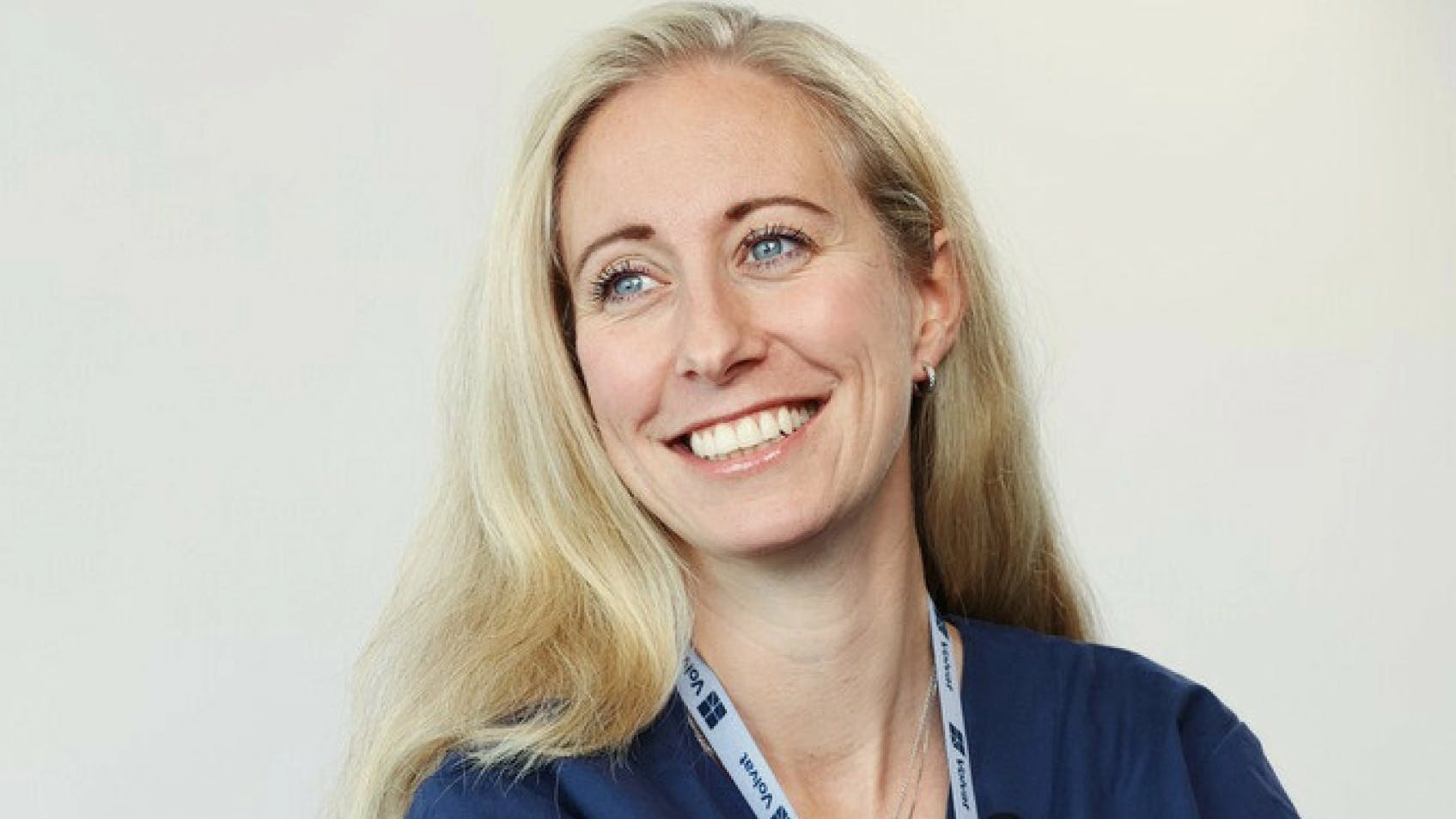 Kvinde med langt lyst hår smiler