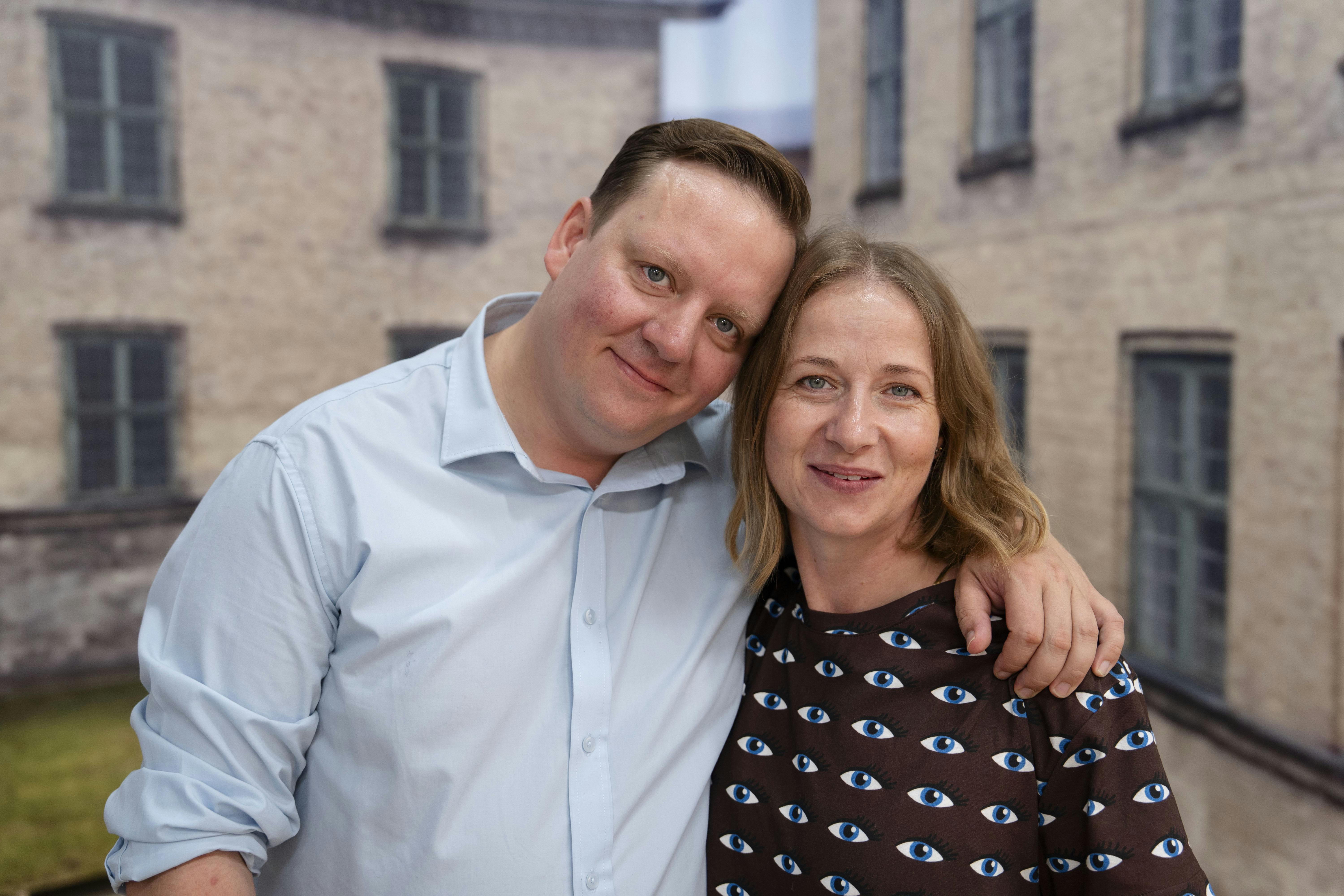 Jesper Ole Feit og Ulla Vejby til pressemøde.