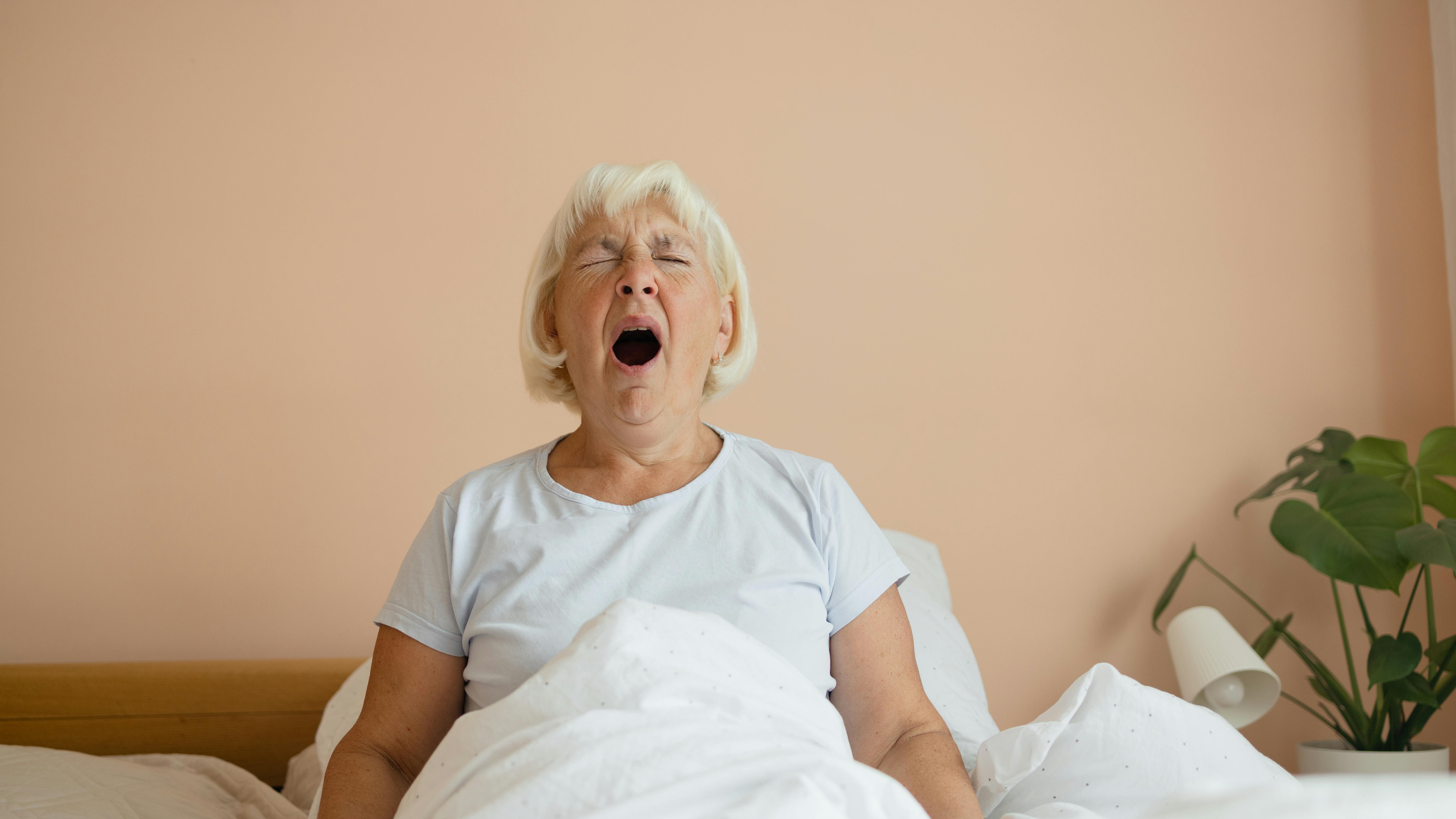 Træt og gabende kvinde