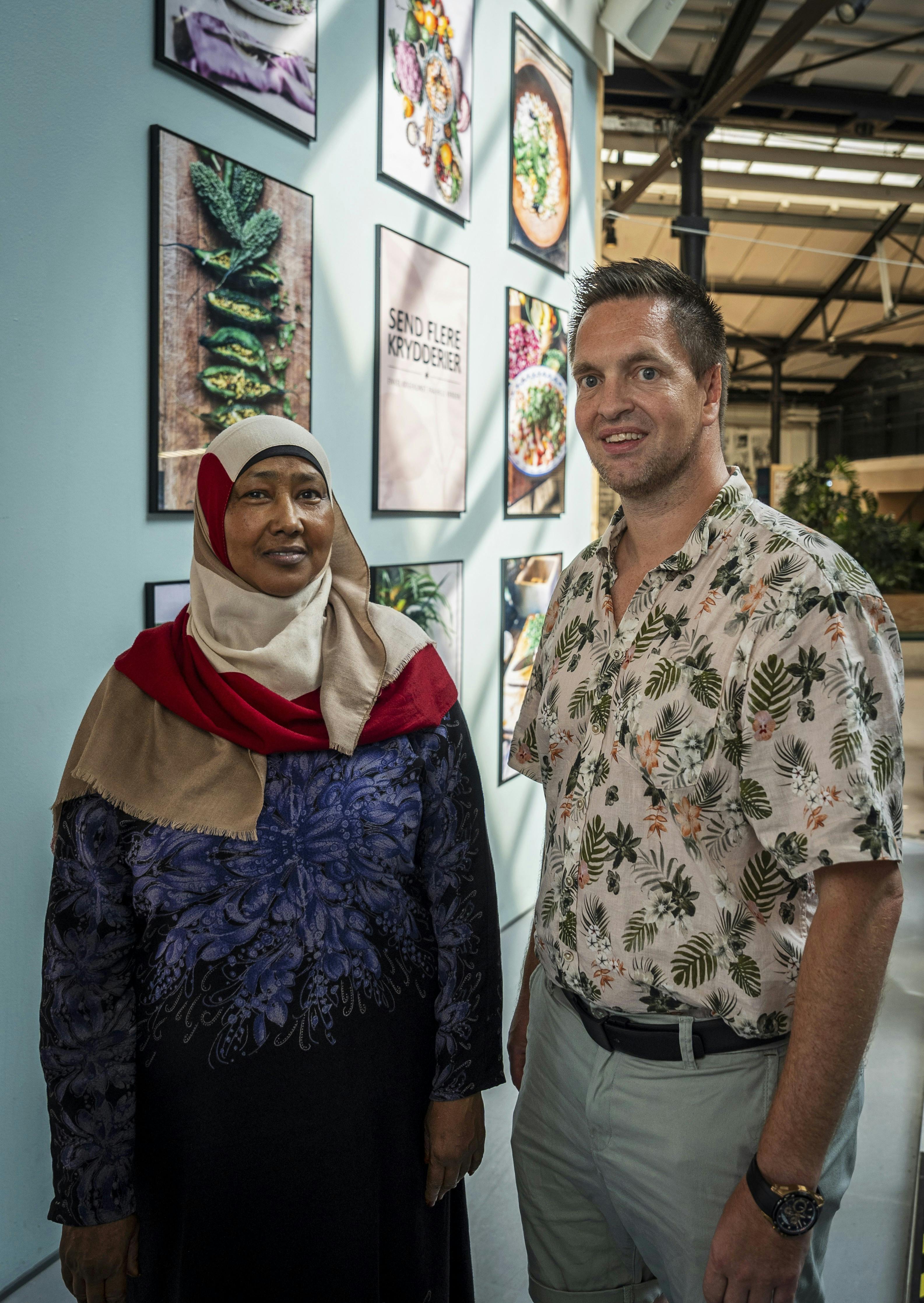 Kokken Fadimo Ismail Nur og cafébestyrer Christian Nørgaard fra Send flere krydderier.