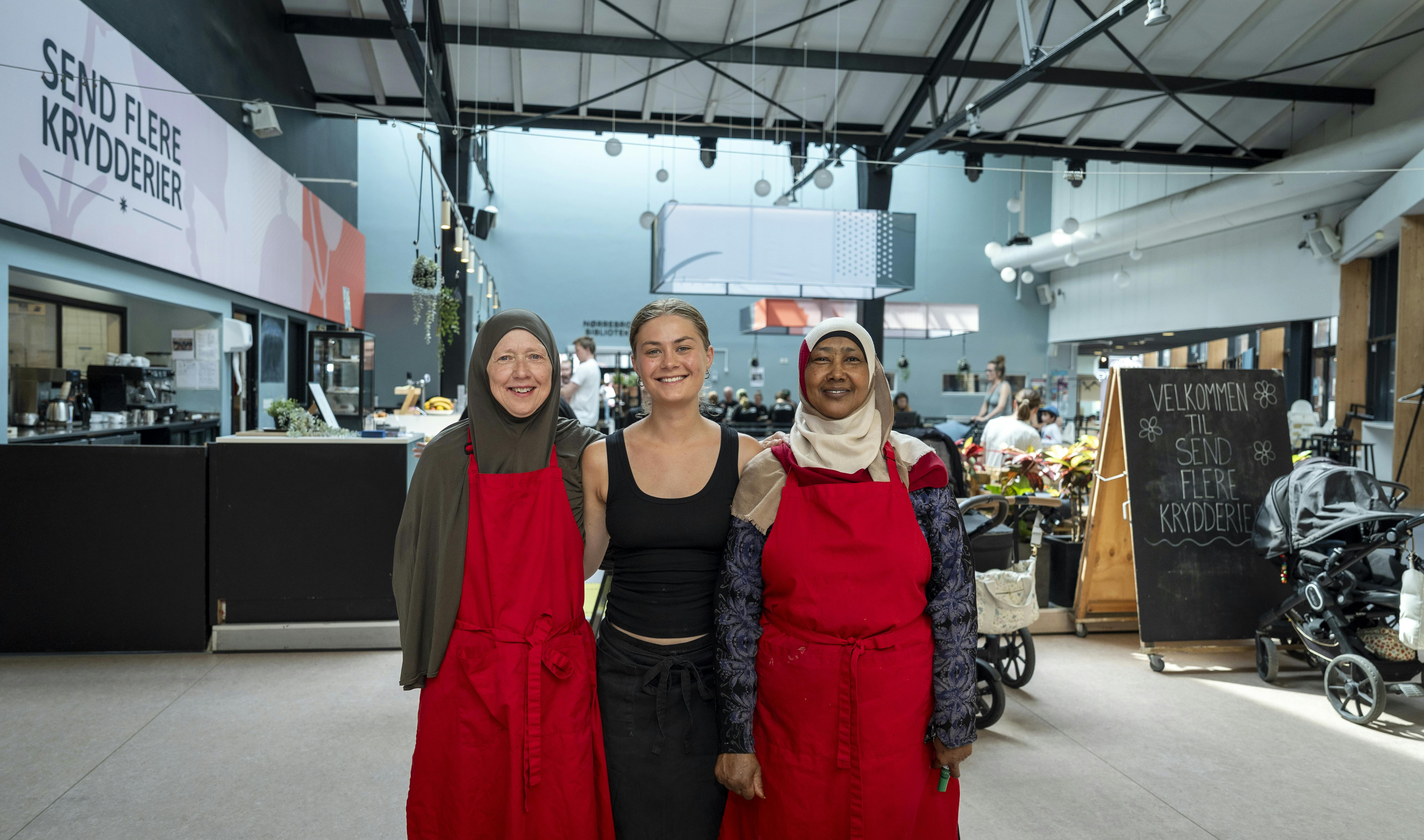 Frivillige Liselotte, deltidsansatte Ida og kokken Fadimo på caféen Send flere krydderier i Nørrebrohallen.