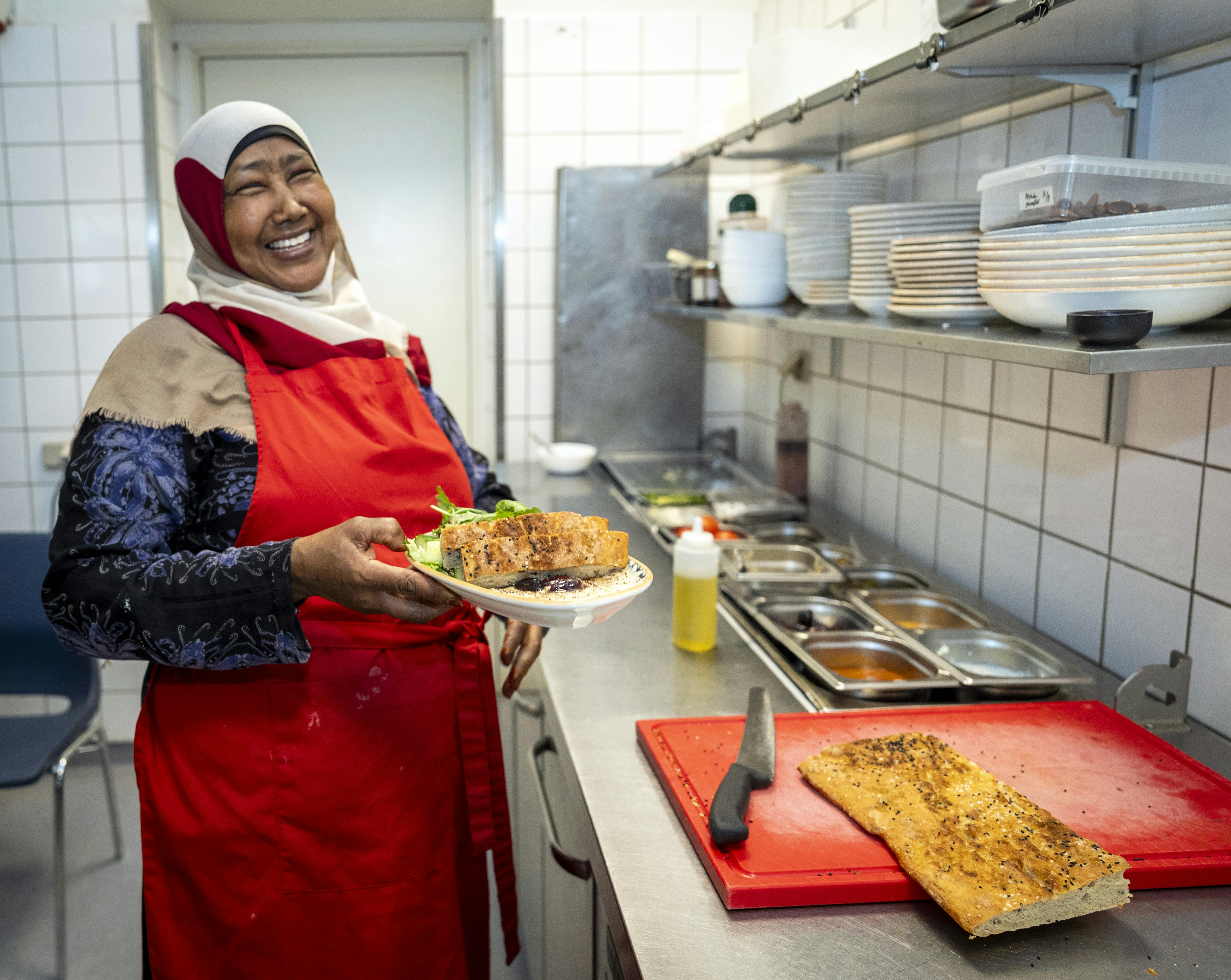 Fadimo Ismail Nur laver mad på cafeen Send flere krydderier
