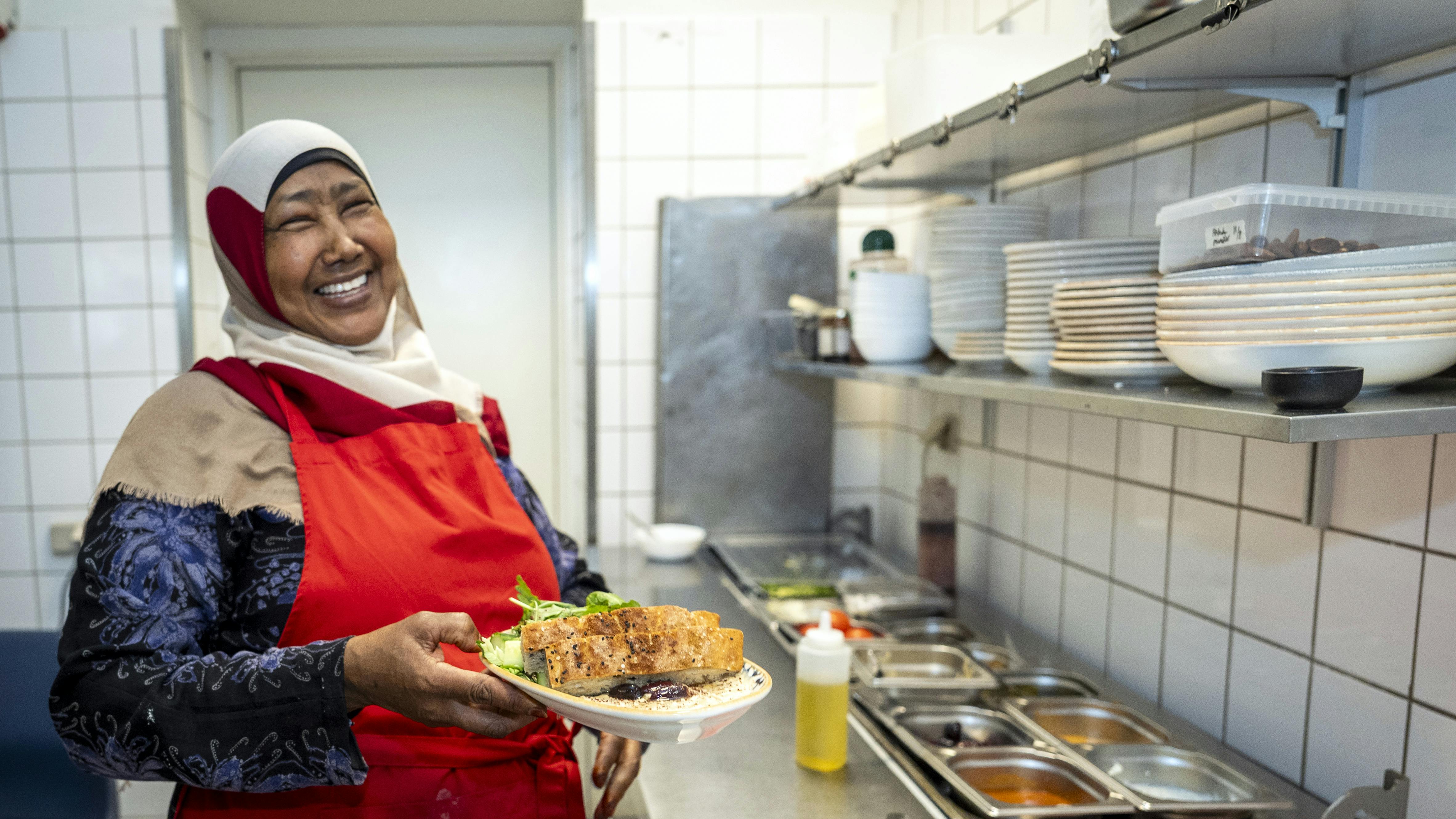 Fadimo Ismail Nur laver mad på cafeen Send flere krydderier