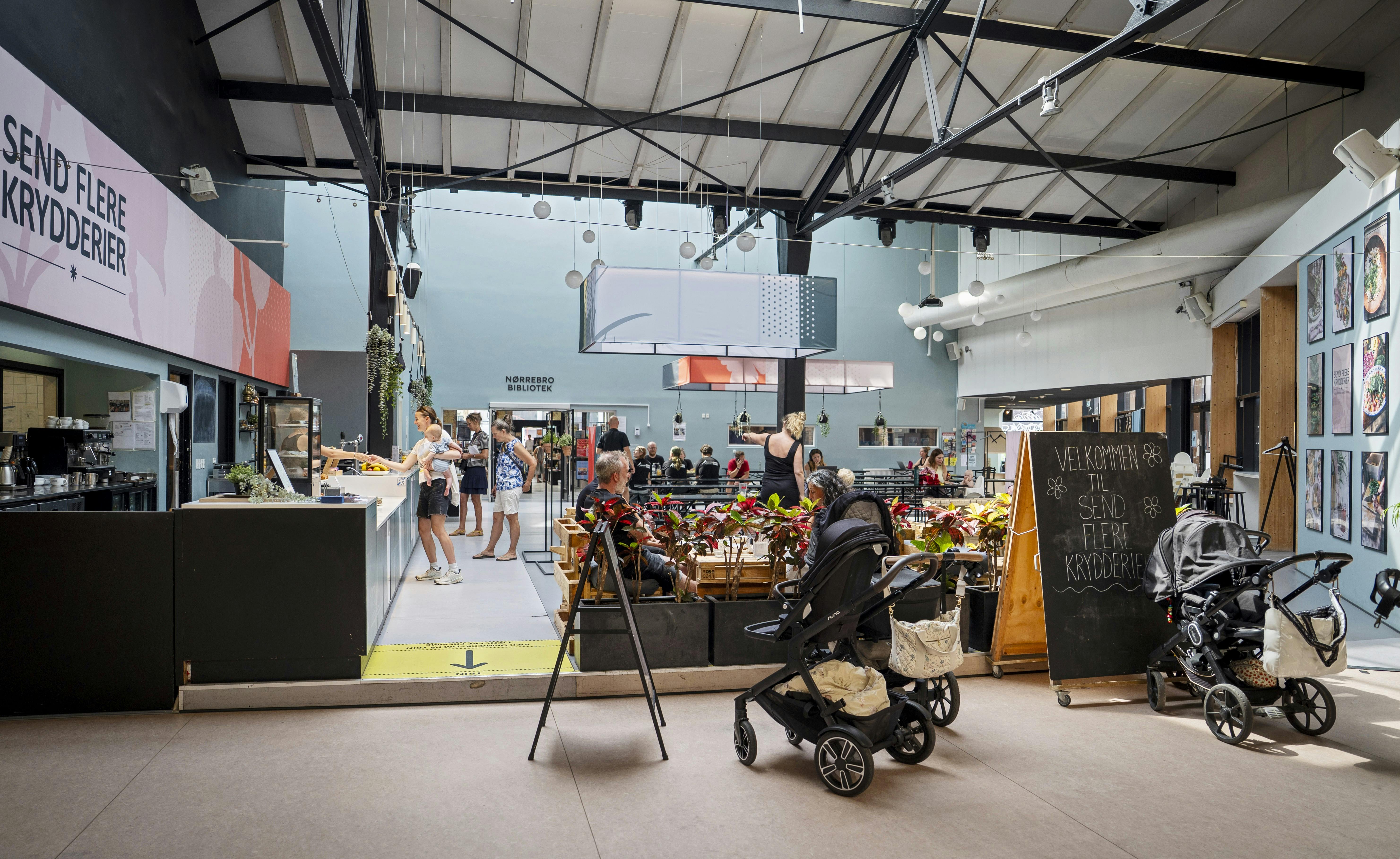 Caféen Send flere krydderier, der ligger inde i Nørrebrohallen.