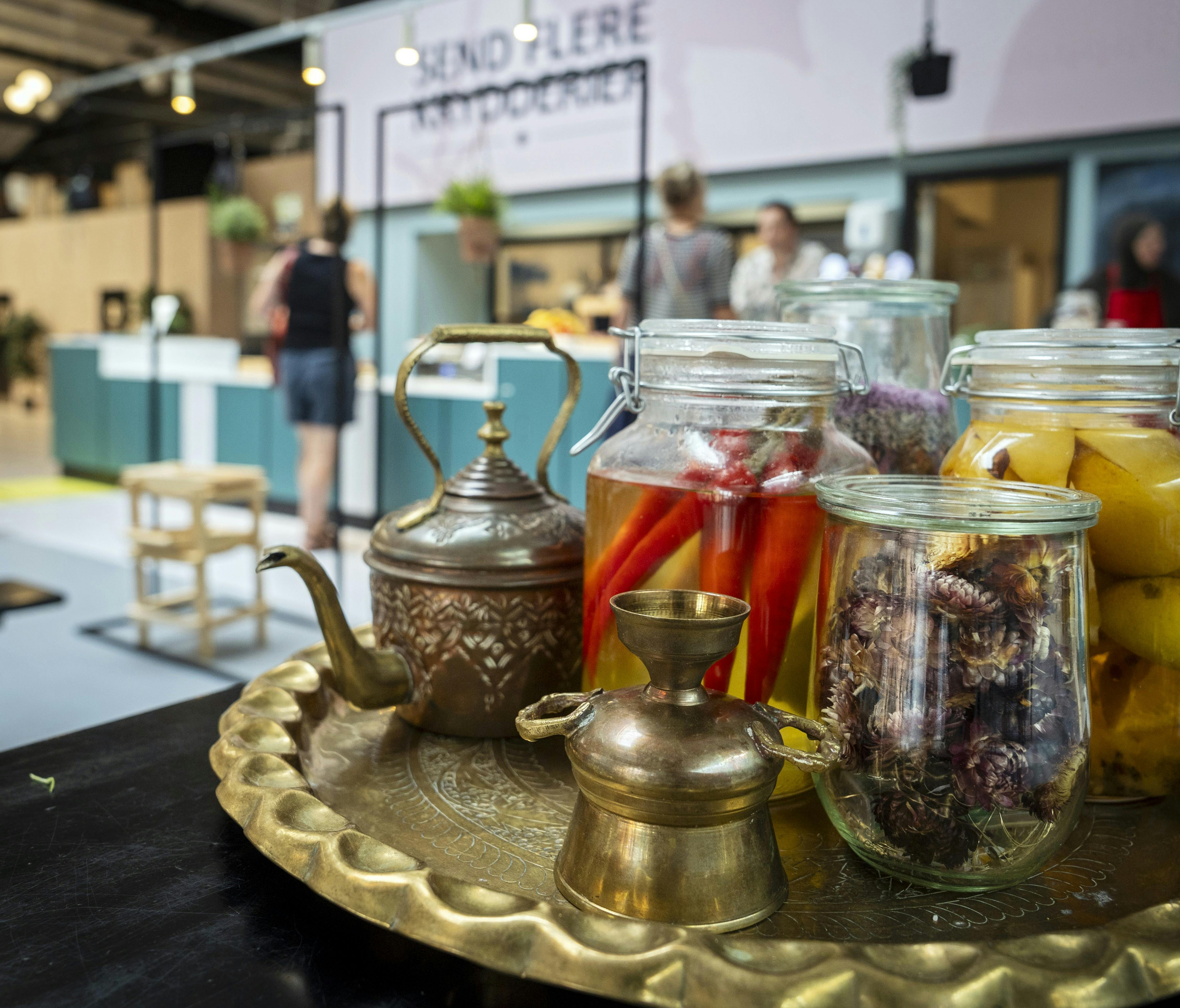 Bakke med syltede grøntsager i caféen Send flere krydderier