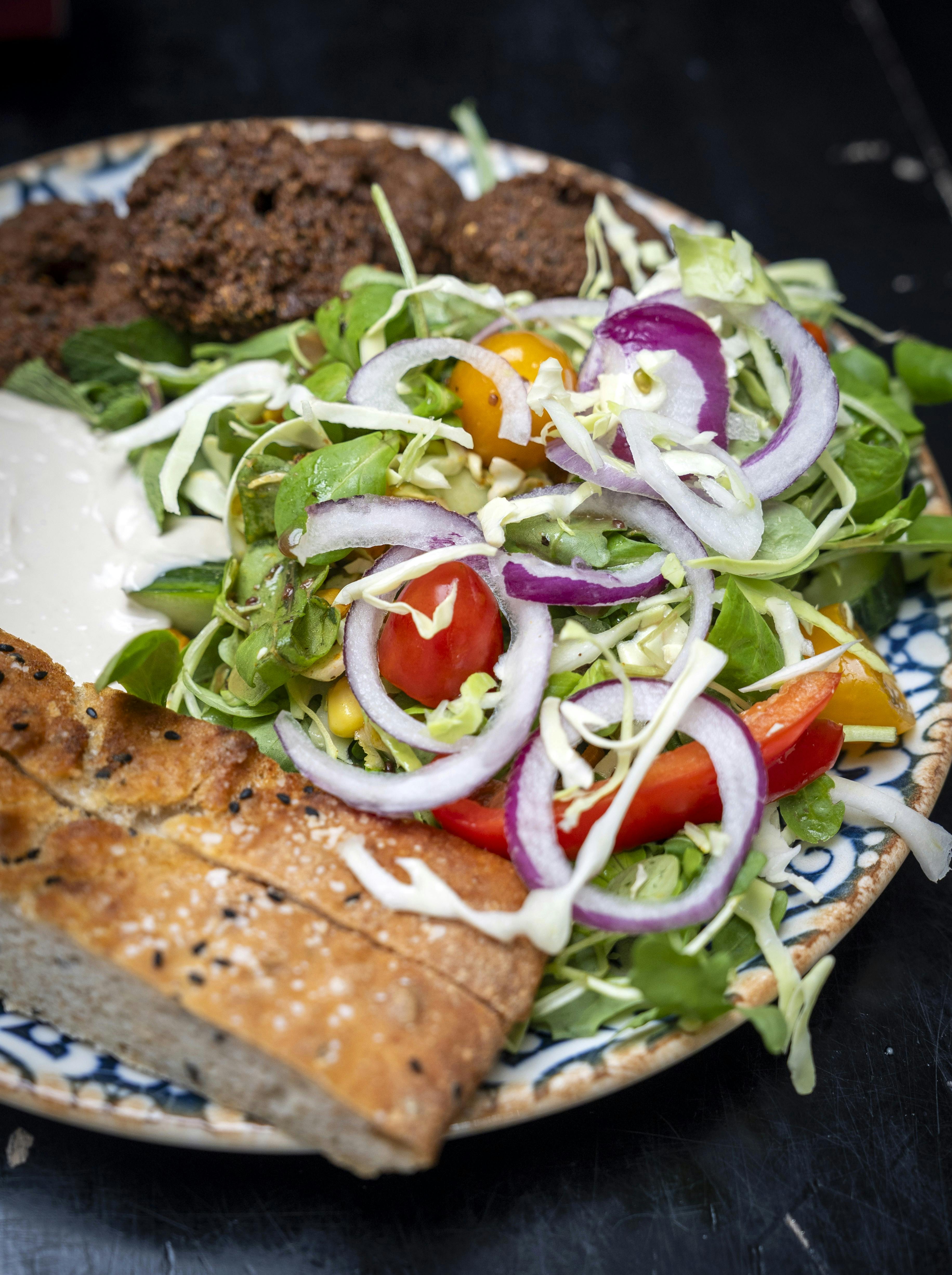 Lækker mad på tallerken serveret på caféen Send flere krydderier.