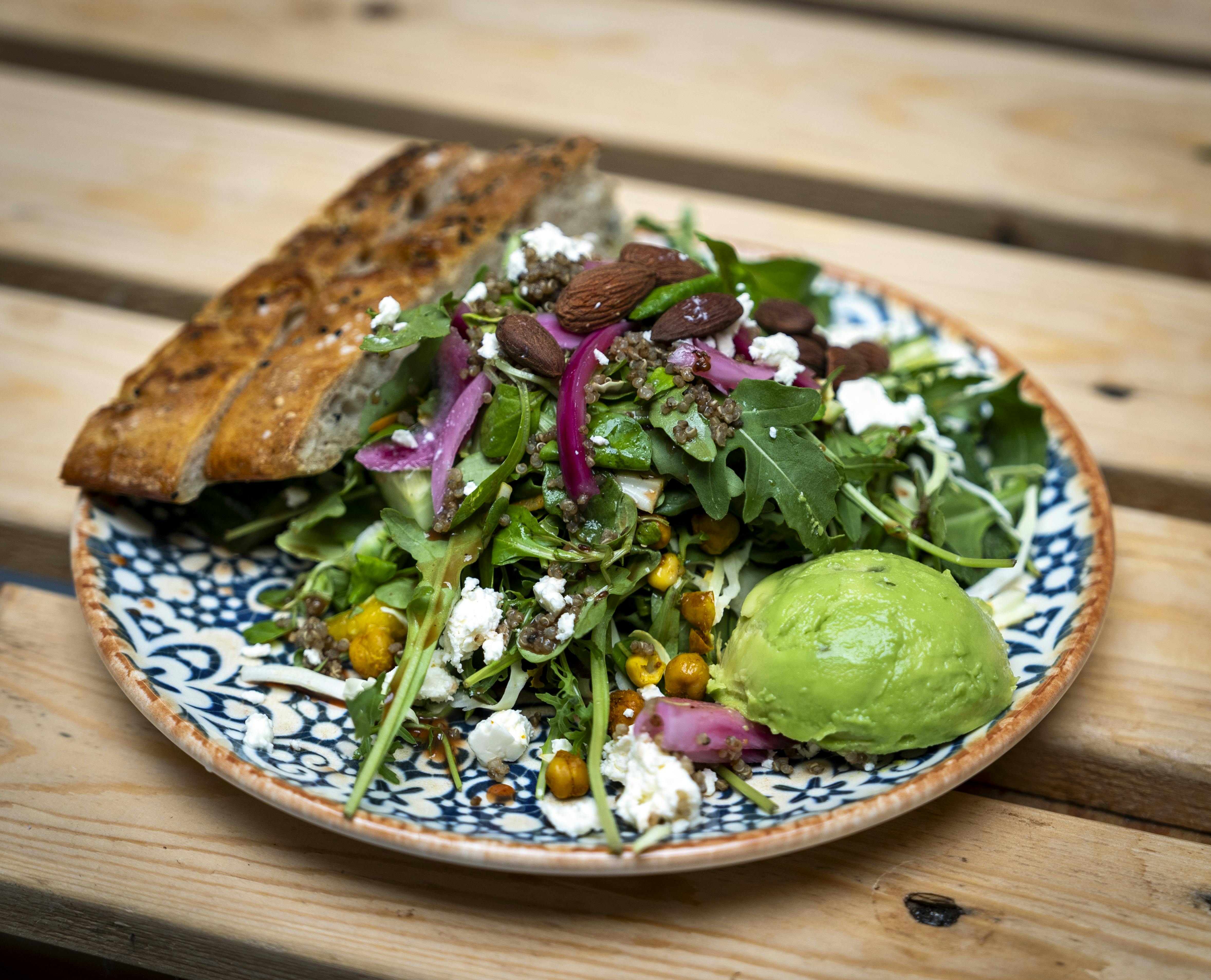 Tallerken med avocadosalat 