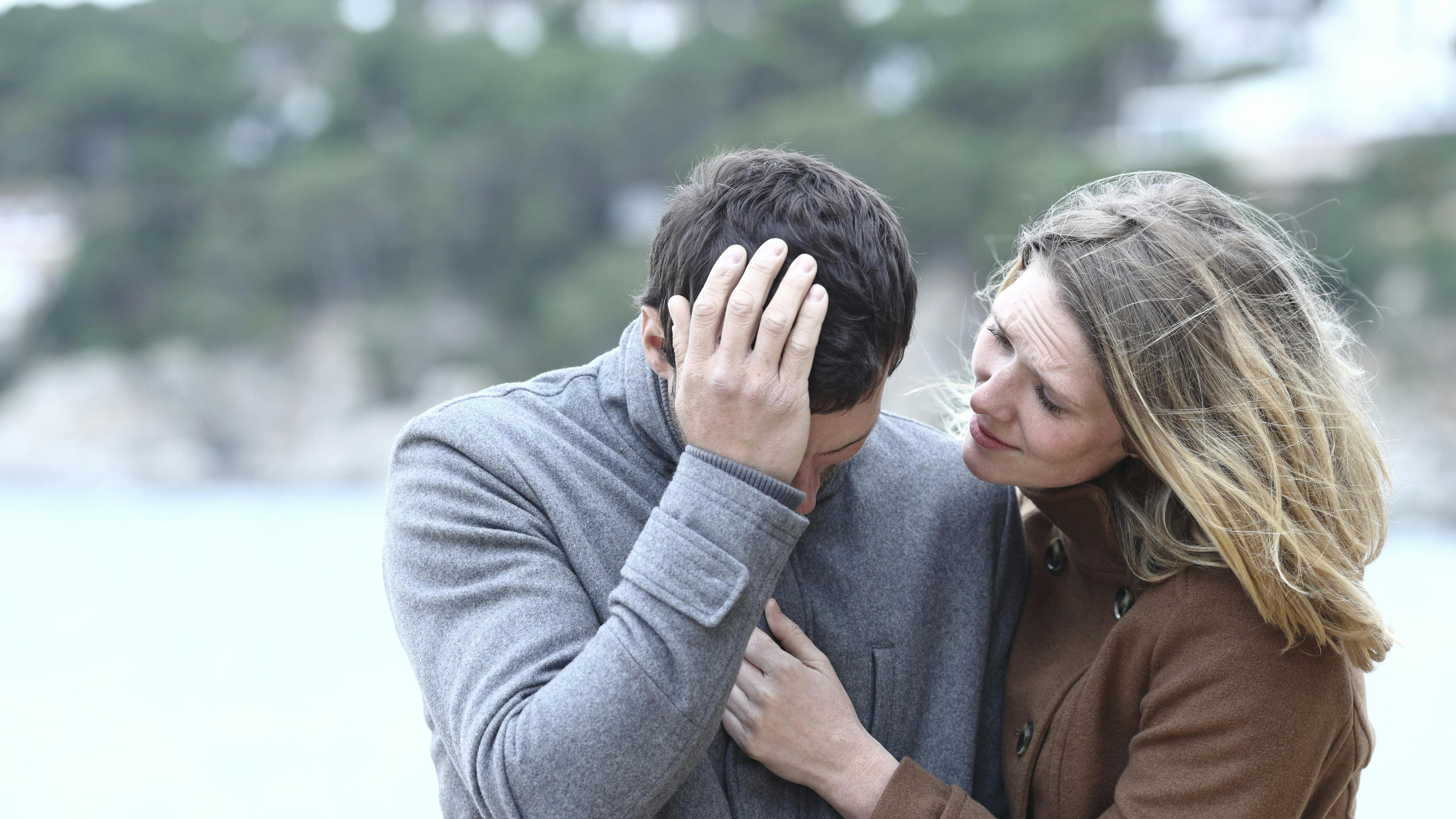 Kvinde trøster sin partner