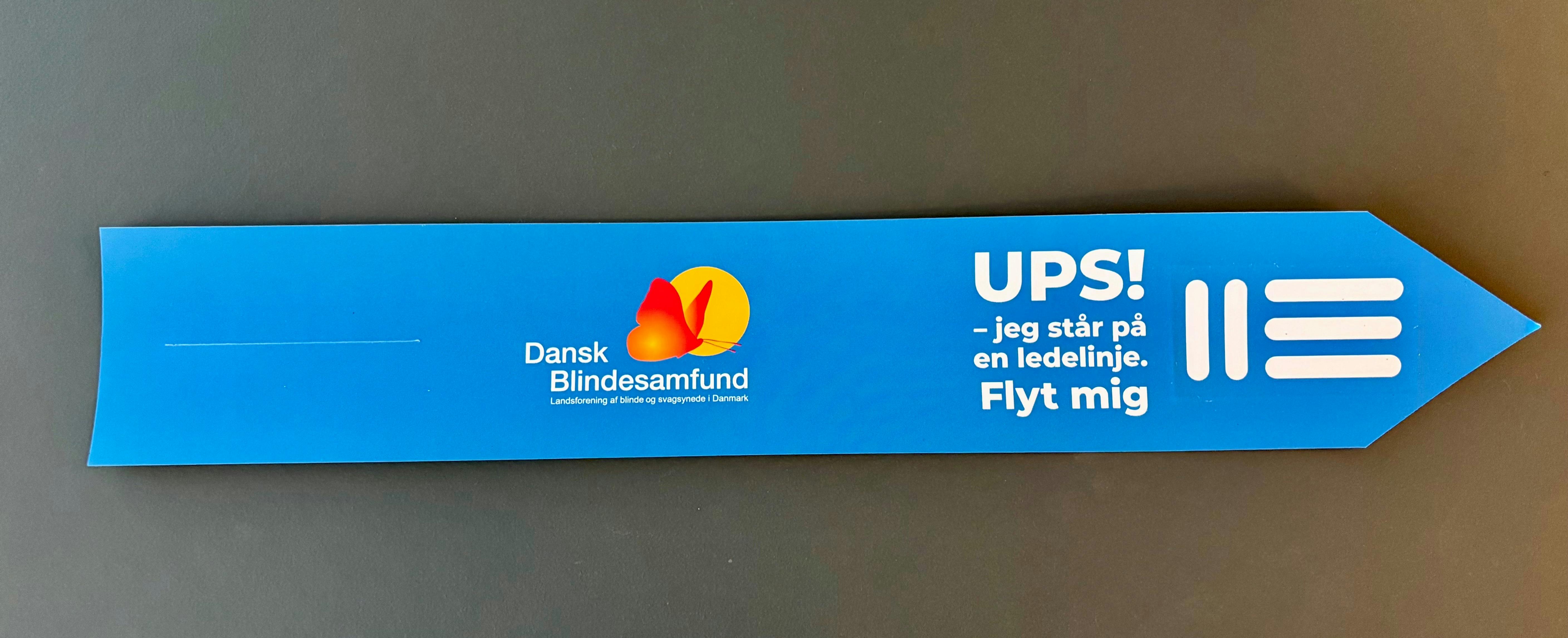 Blåt mærkat med teksten "UPS! Jeg står på en ledelinje. Flyt mig"