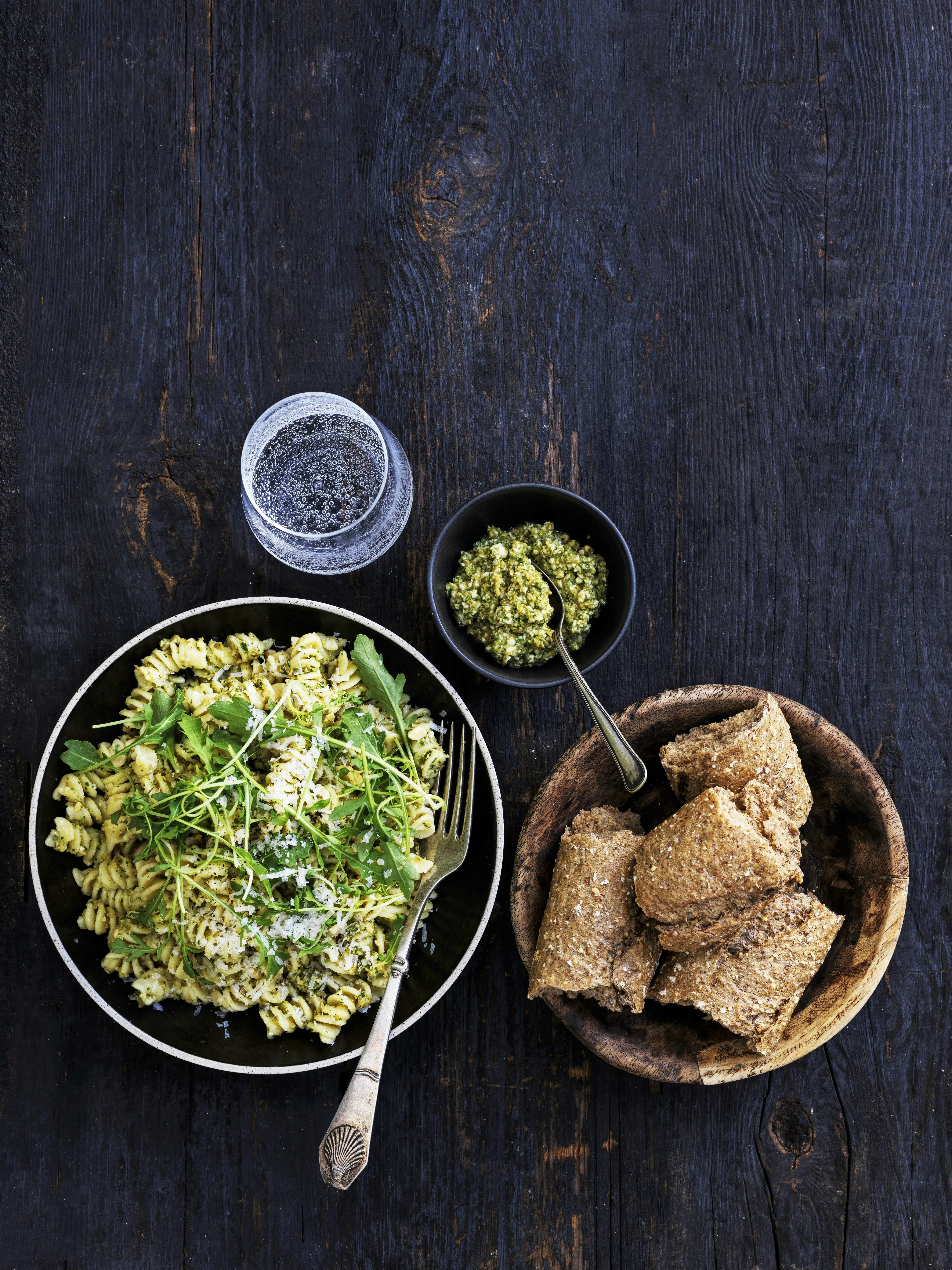 Pasta med oliven- og cashewnøddepesto.