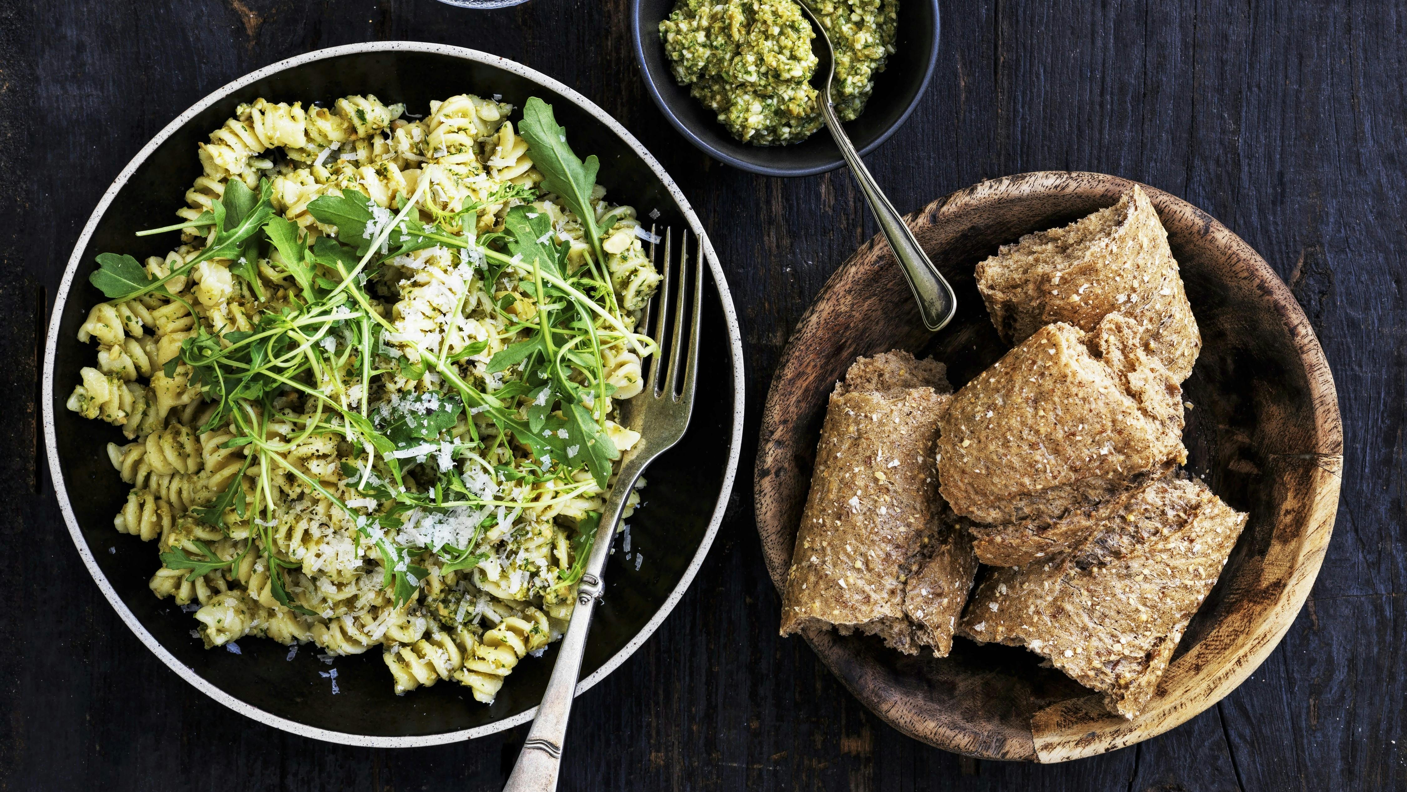 Pasta med oliven- og cashewnøddepesto.