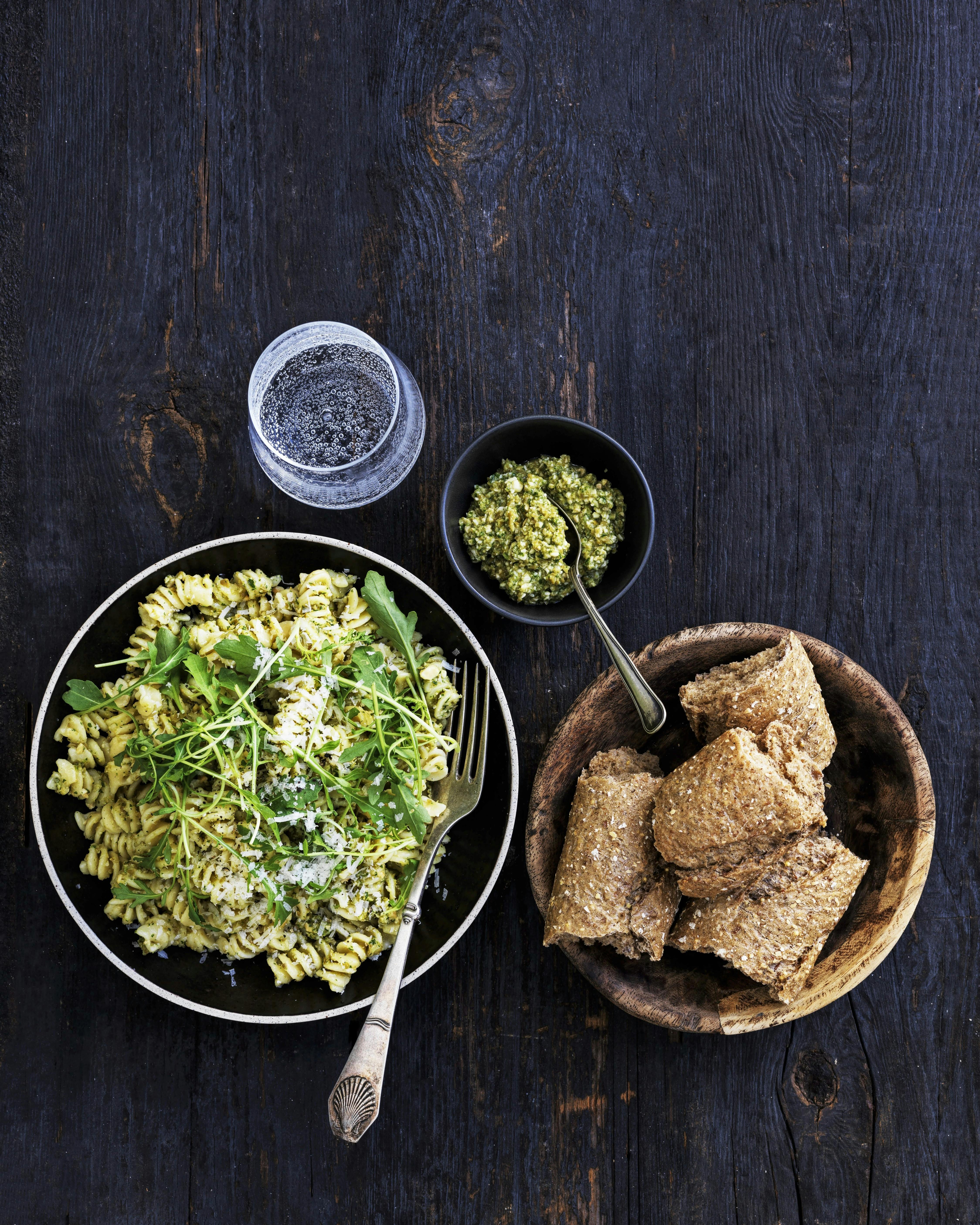 Pasta med oliven- og cashewnøddepesto.