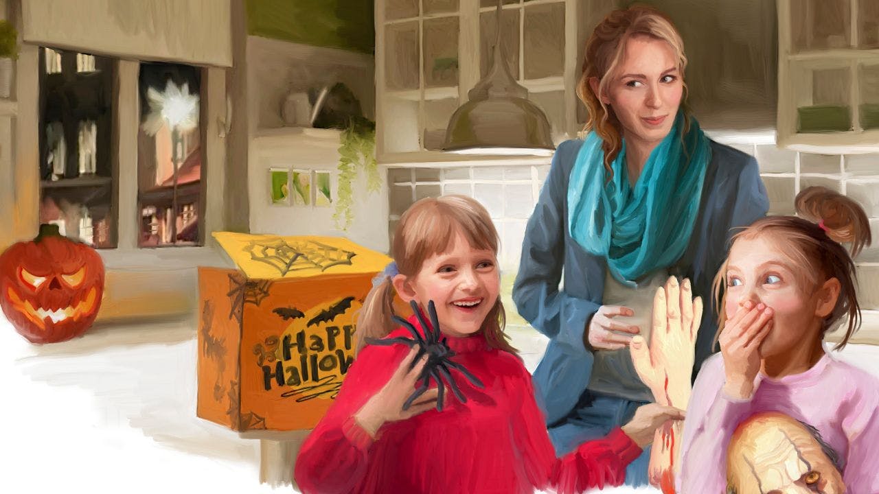 To børn leger med uhyggeligt halloweenpynt og kvinde smiler i baggrunden