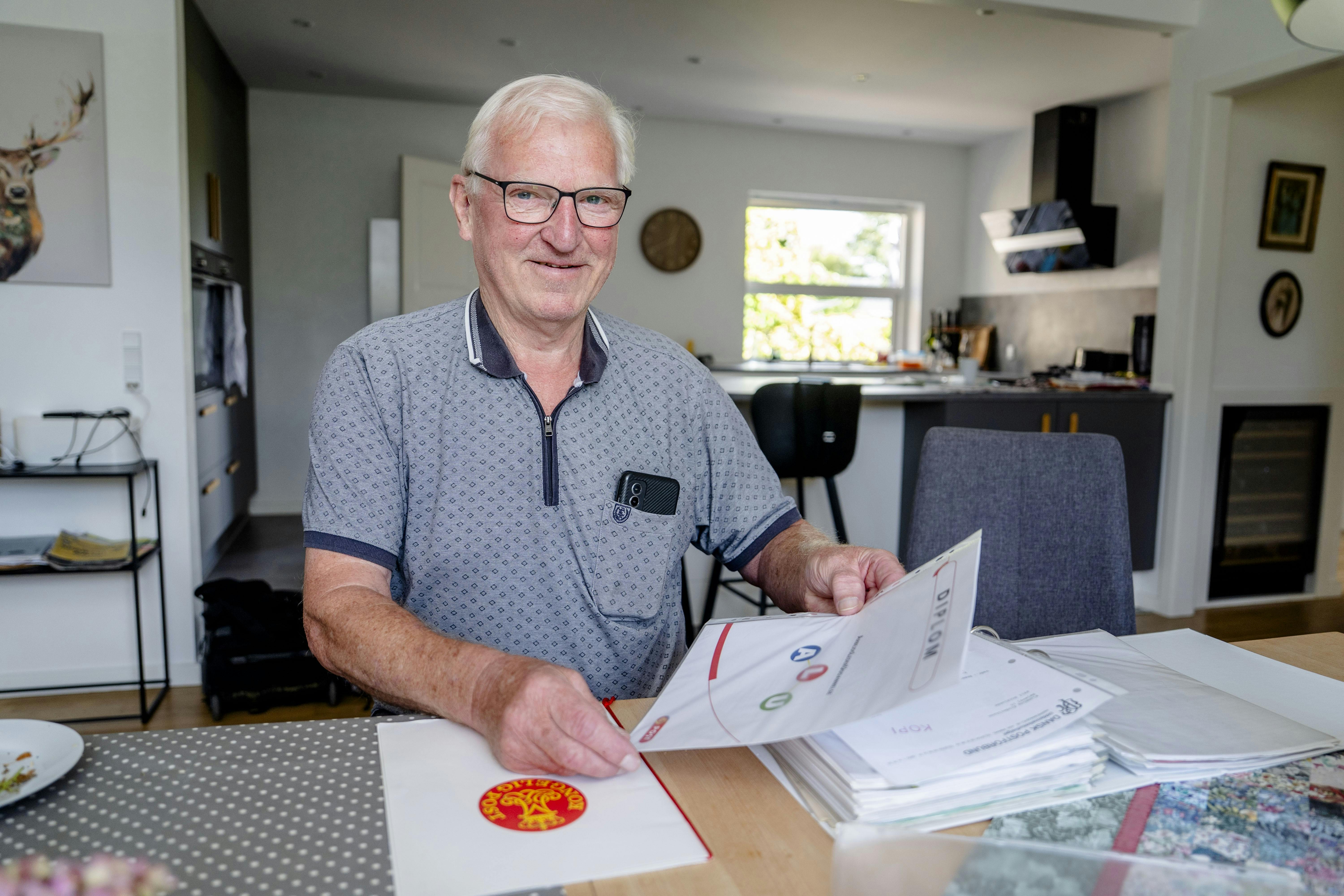 Flemming Frederiksen med en mappe med papirer