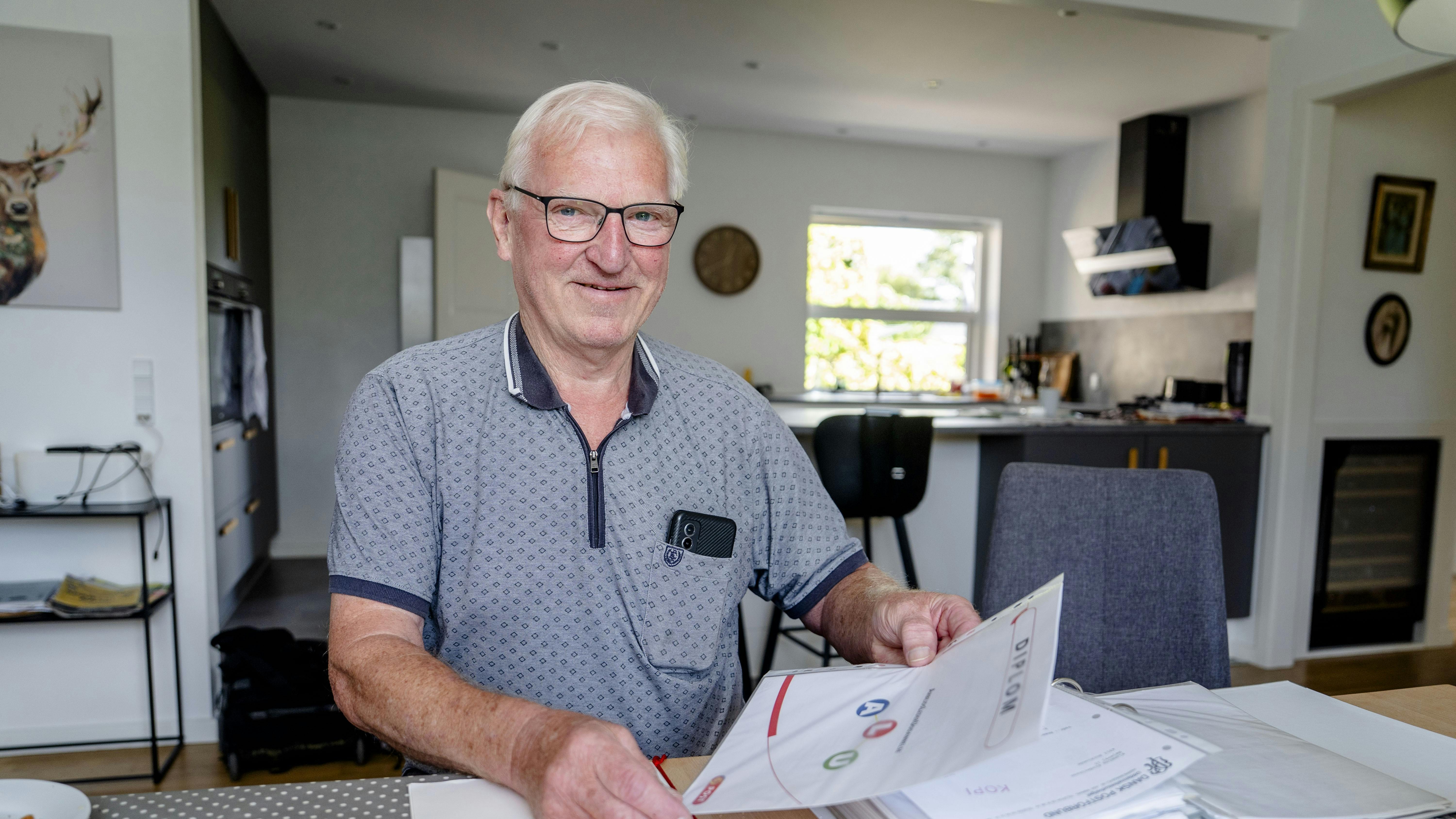 Flemming Frederiksen med en mappe med papirer