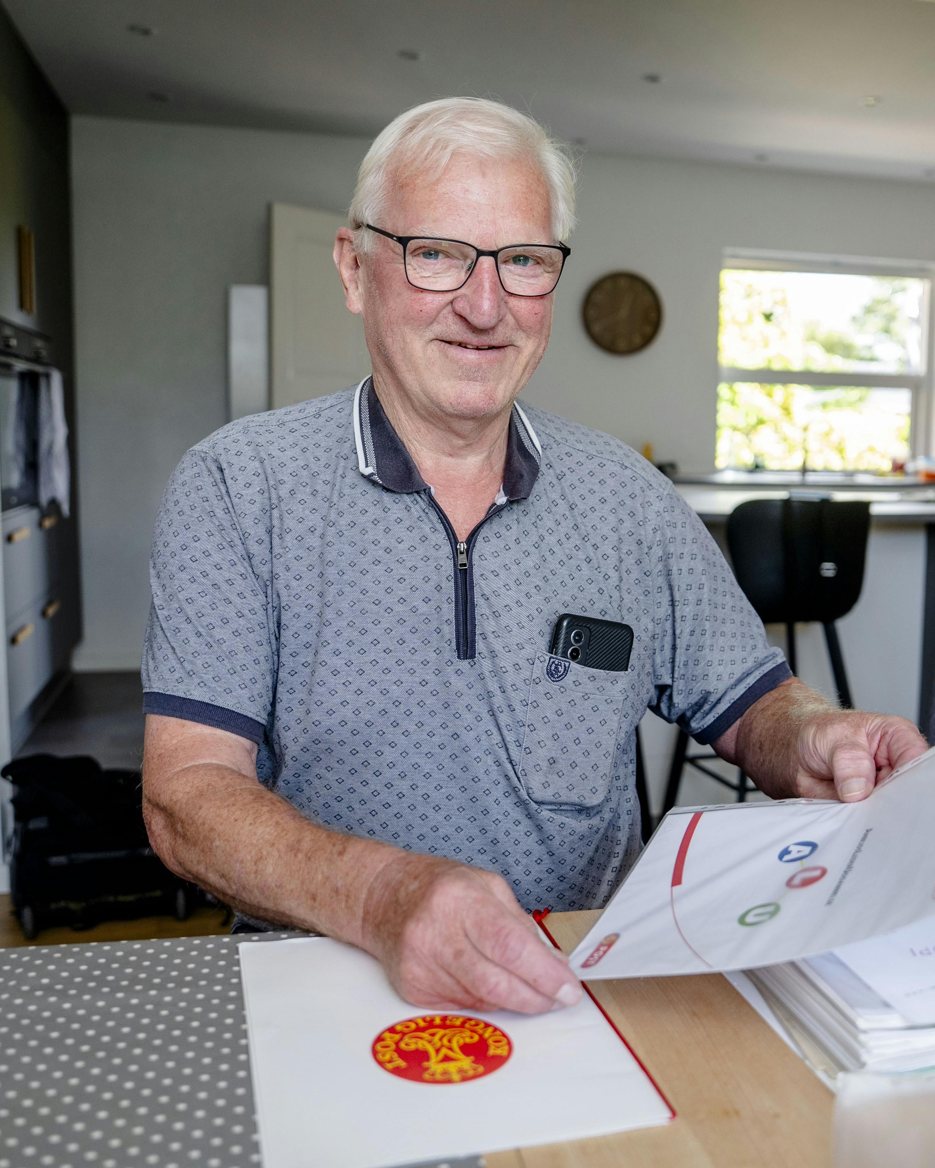Flemming Frederiksen med en mappe med papirer