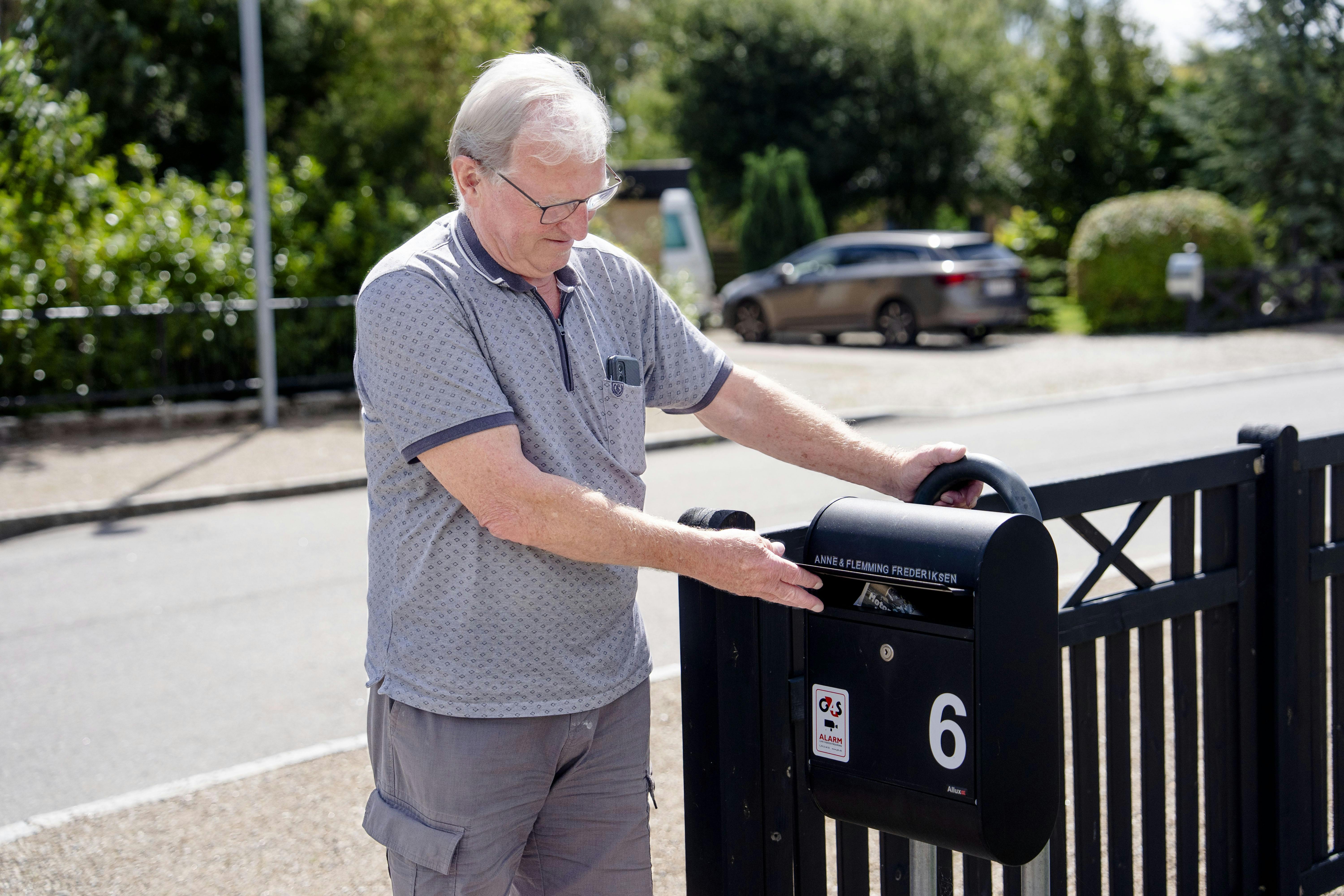 Flemming Frederiksen ved en postkasse