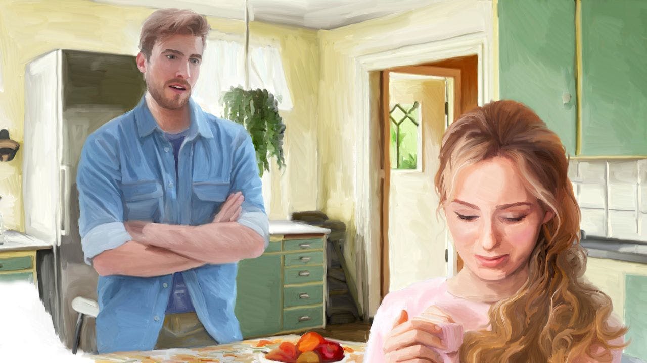 En kvinde sidder i et køkken og ser bekymret ud ved siden af en mand, som har armene over kors
