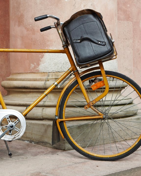 Gammel postcykel og et udklip fra en brevkasse