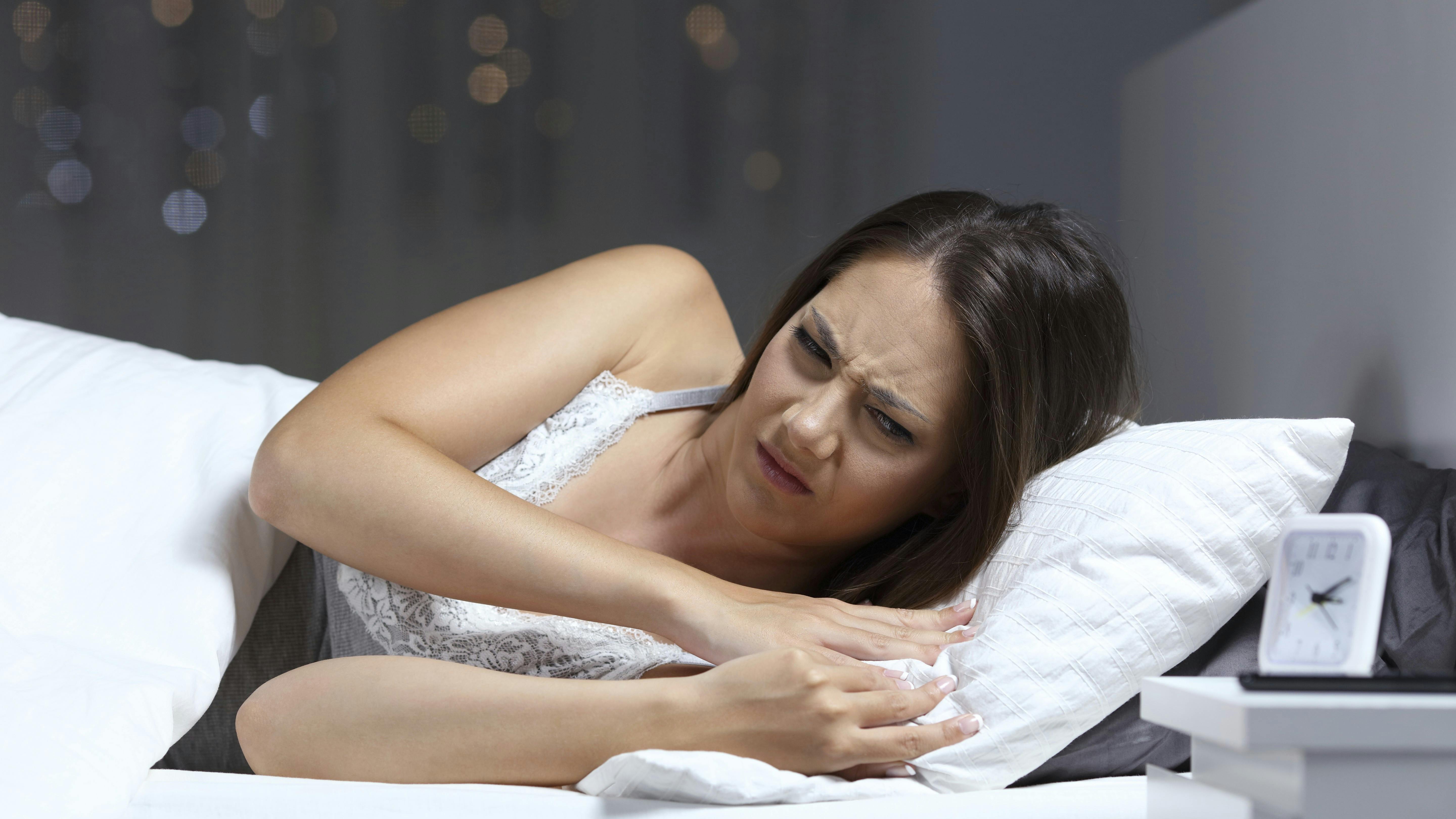 Træt kvinde i sin seng