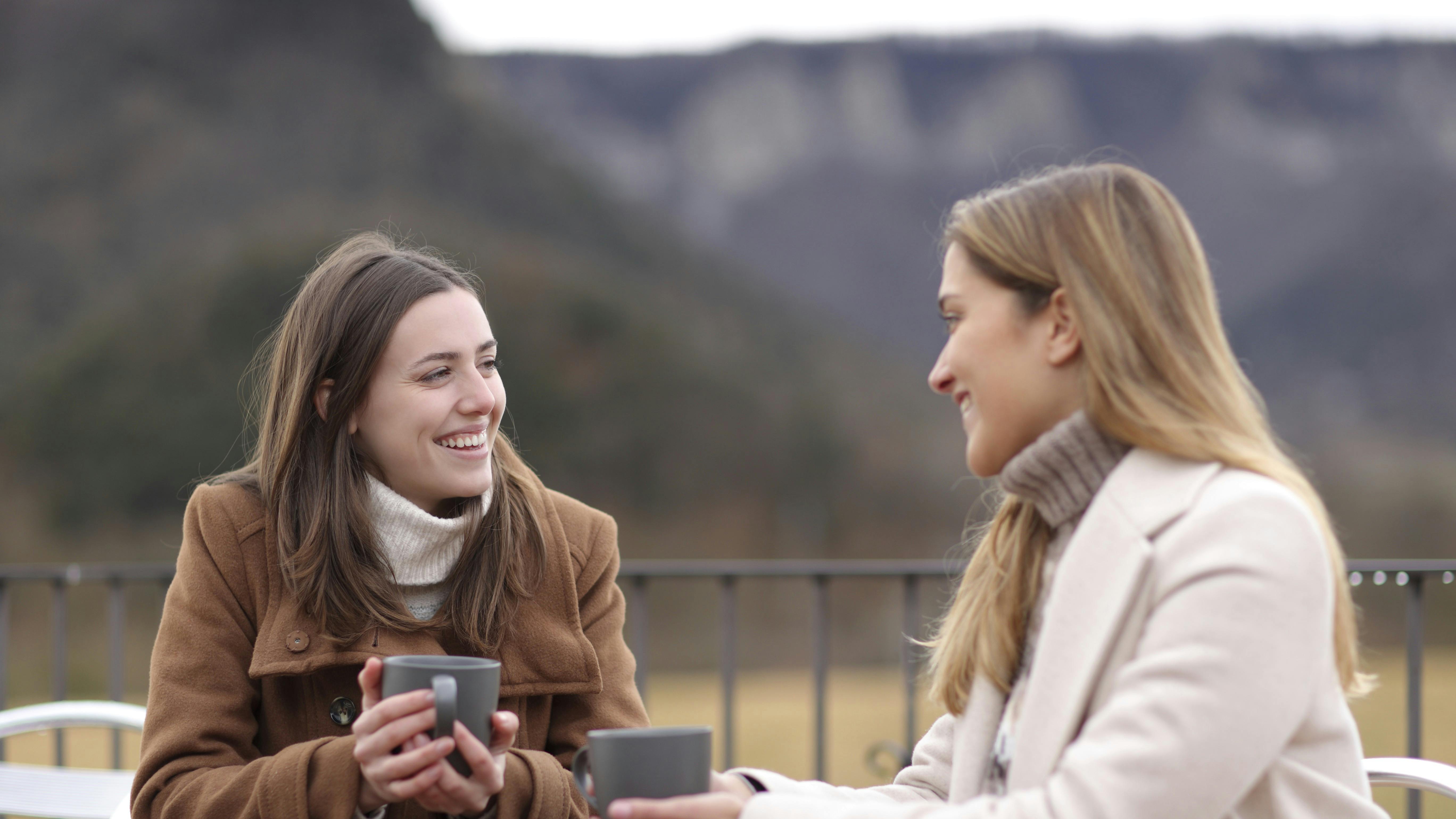 To kvinder med snakker og hygger