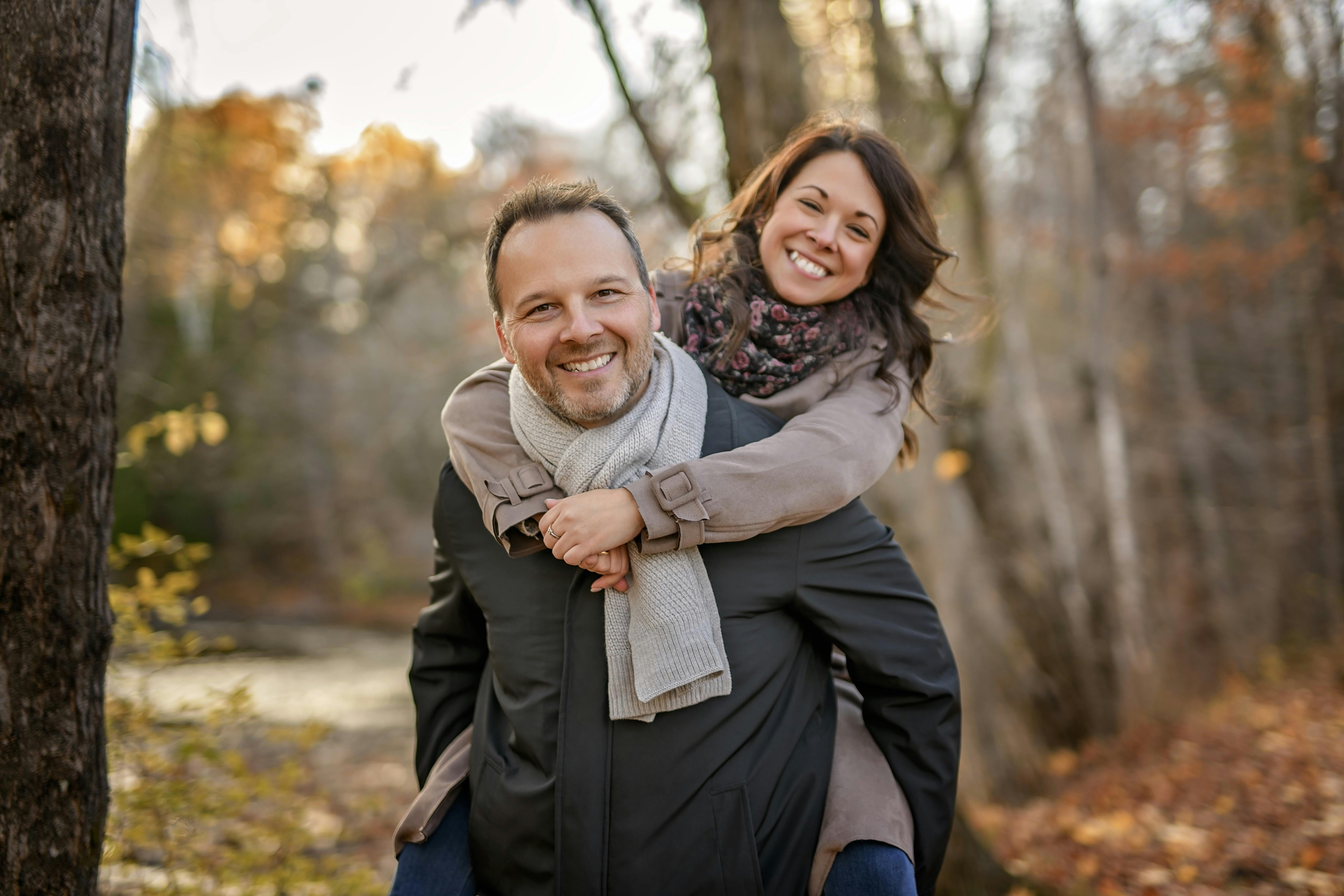 Forelsket par i skoven