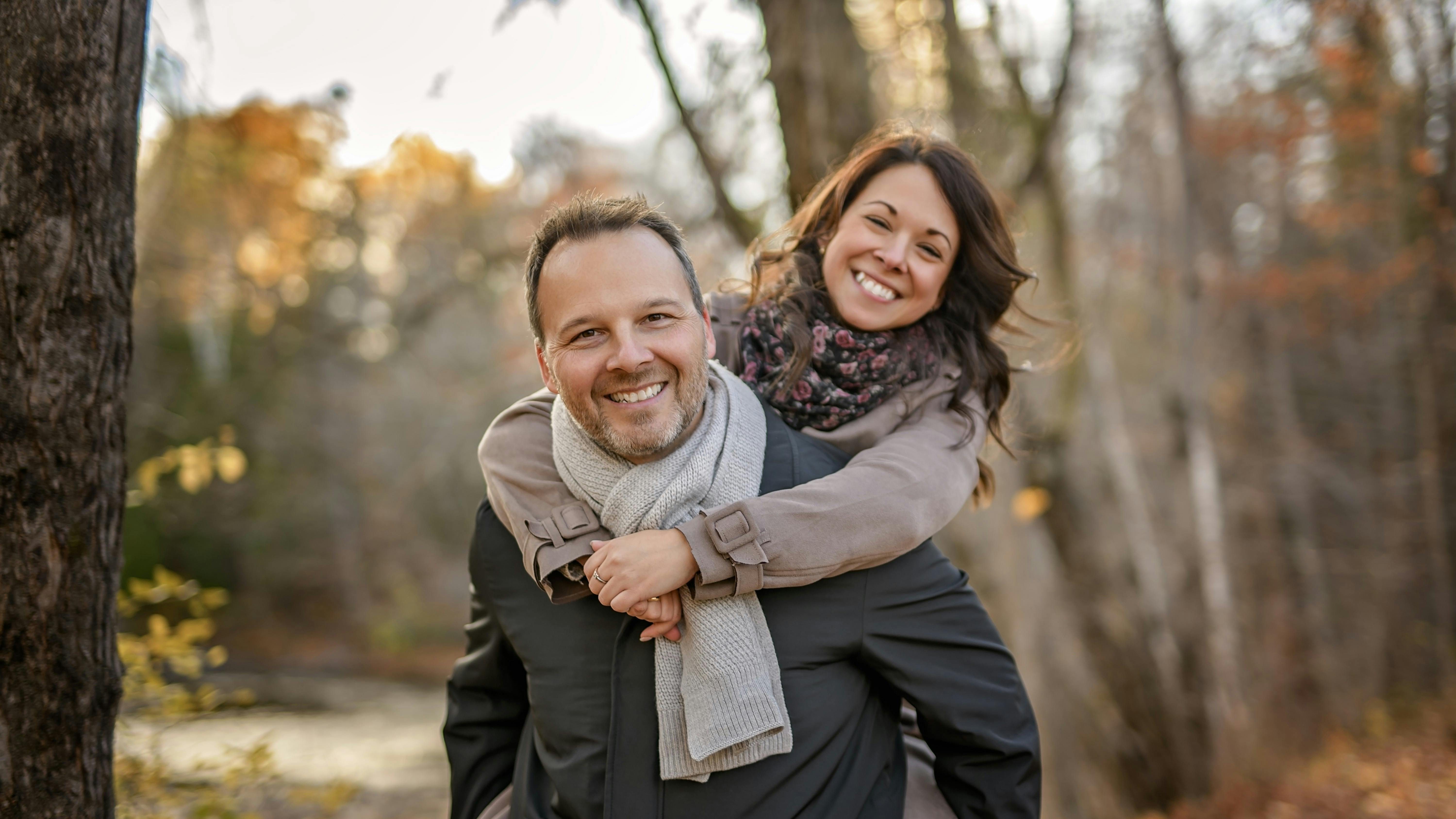 Forelsket par i skoven