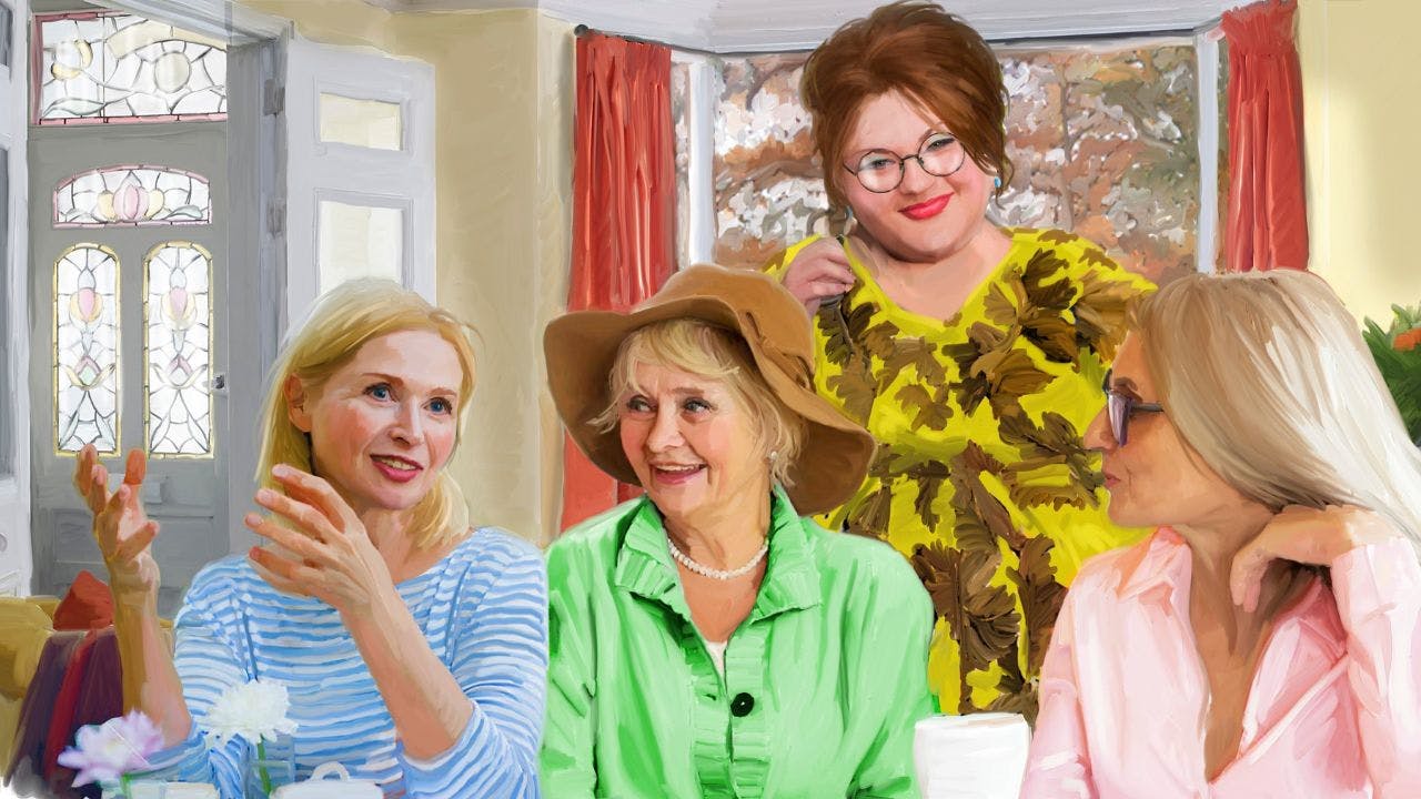 Kvinde står og smiler bag tre andre kvinder, som sidder og drikker kaffe