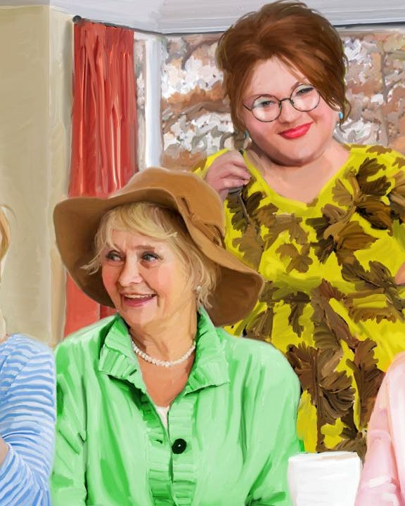 Kvinde står og smiler bag tre andre kvinder, som sidder og drikker kaffe