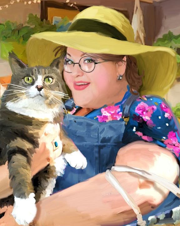 Kvinde holder kat i armene og smiler