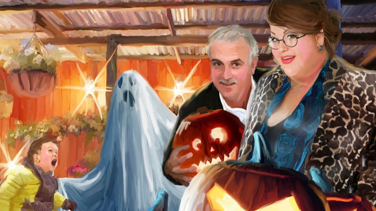 Kvinde smiler bag græskar med en mand og et spøgelse i baggrunden og børn der skriger af spøgelset