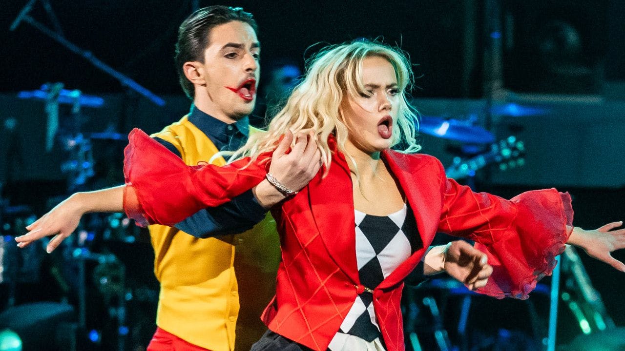 Anna Munch og Eugen Miu danser i joker og Harley Quinn kostume