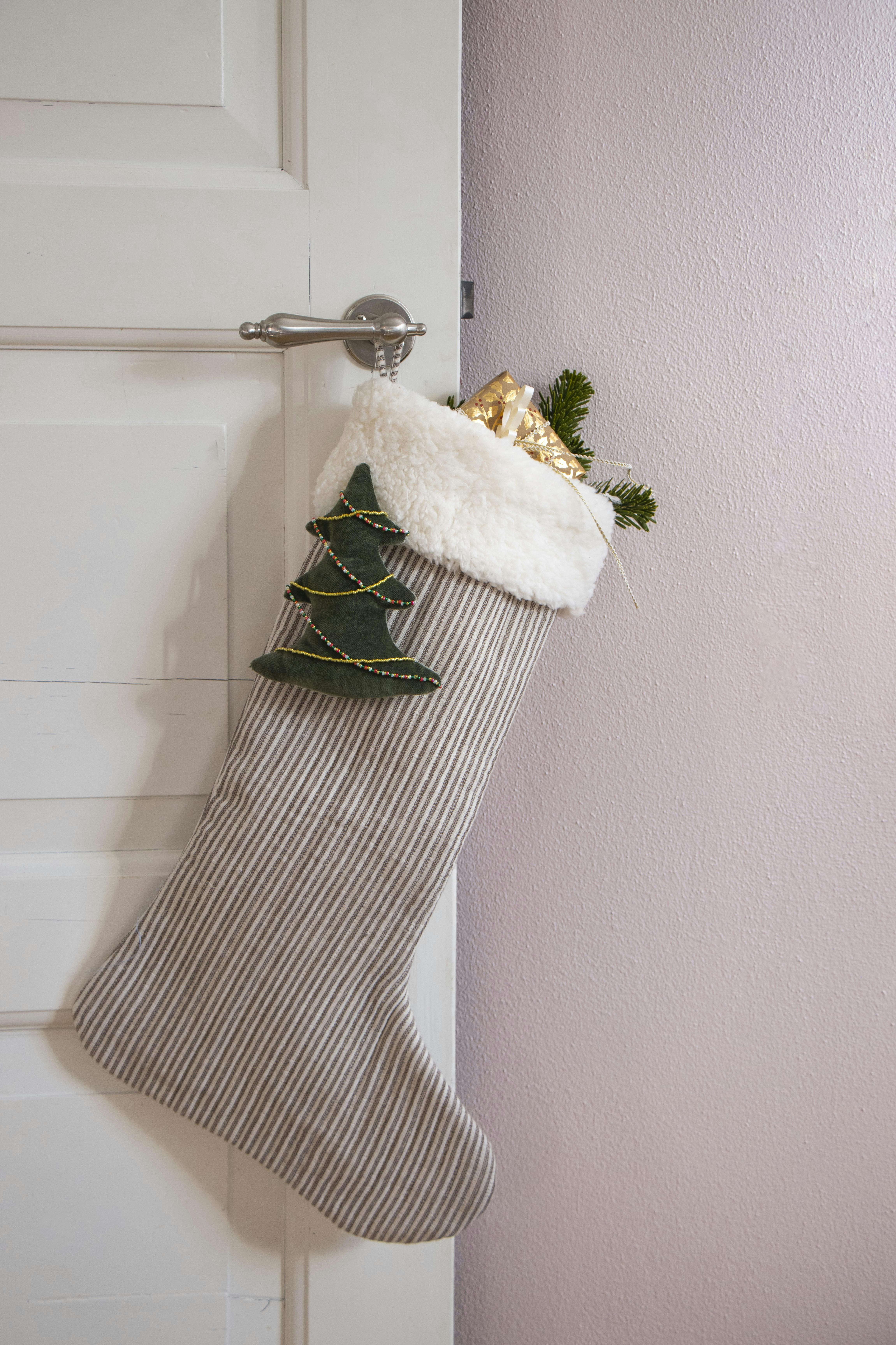 Juletræ i stof med guirlande af små perler