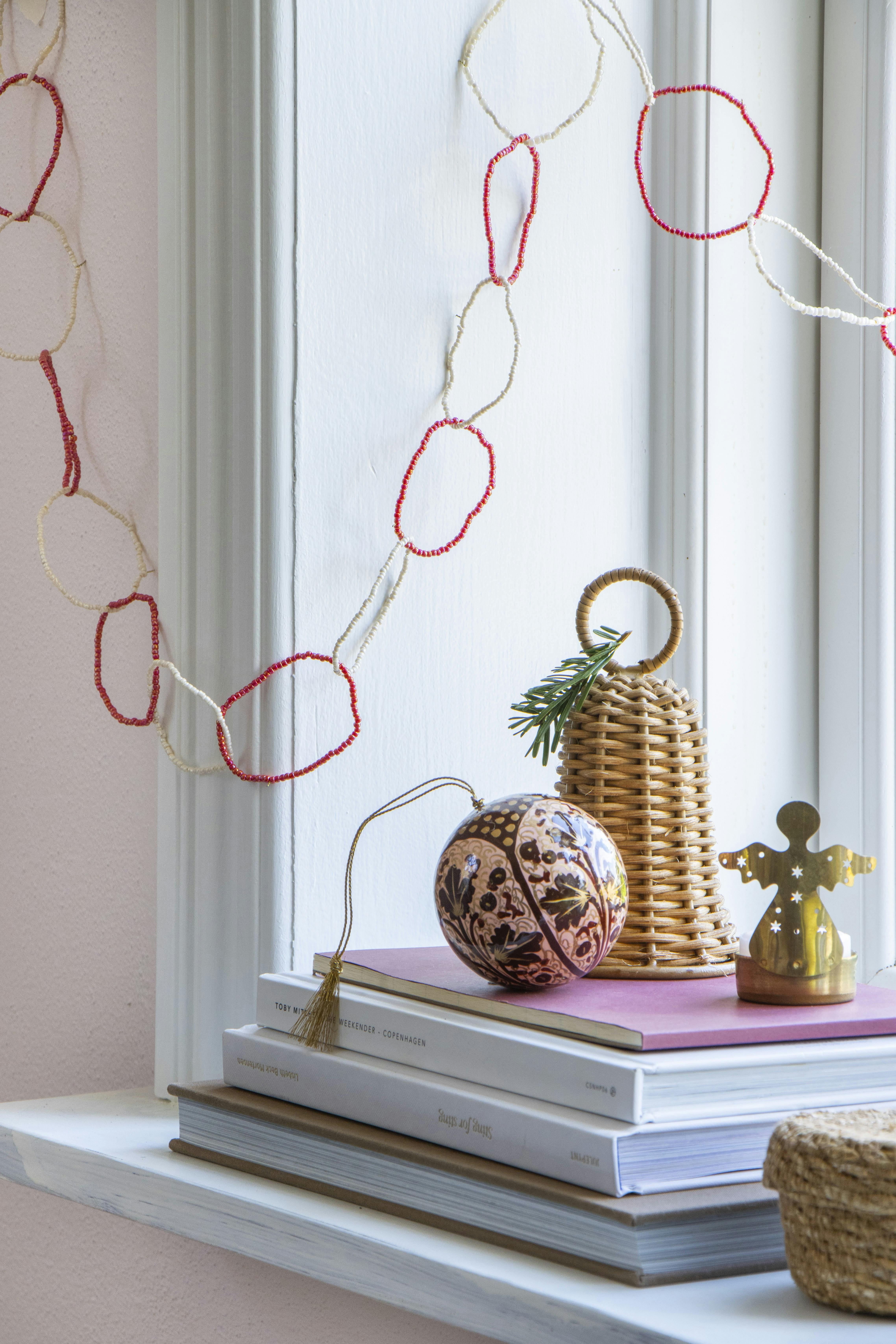 Guirlande lavet af hvide og røde perler