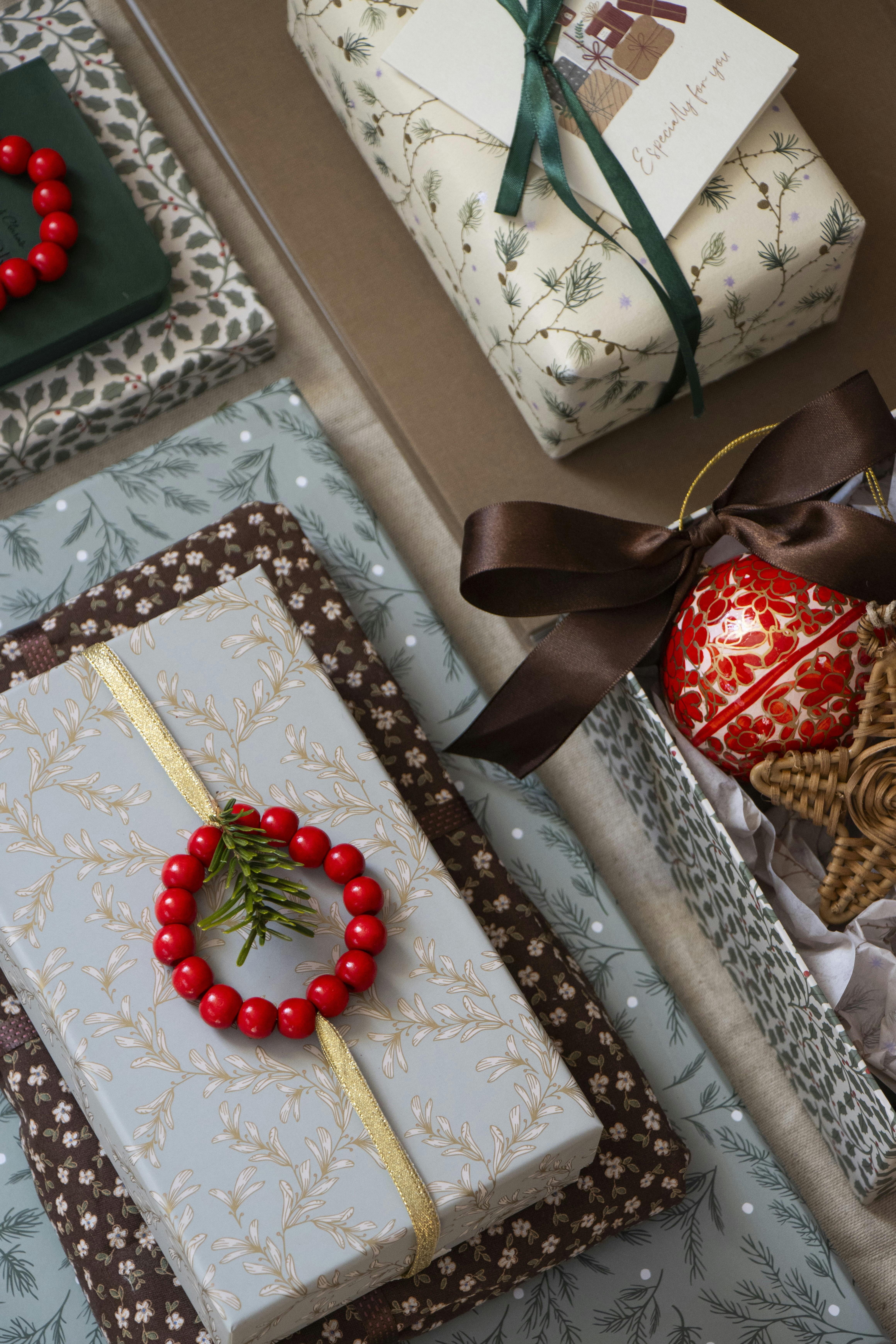 Julegaver med en rød perlekrans på