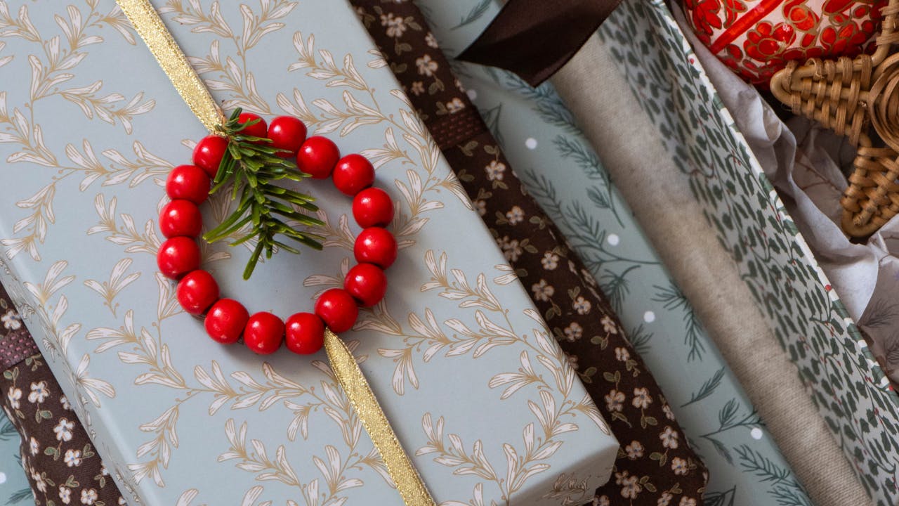 Julegaver med en rød perlekrans på