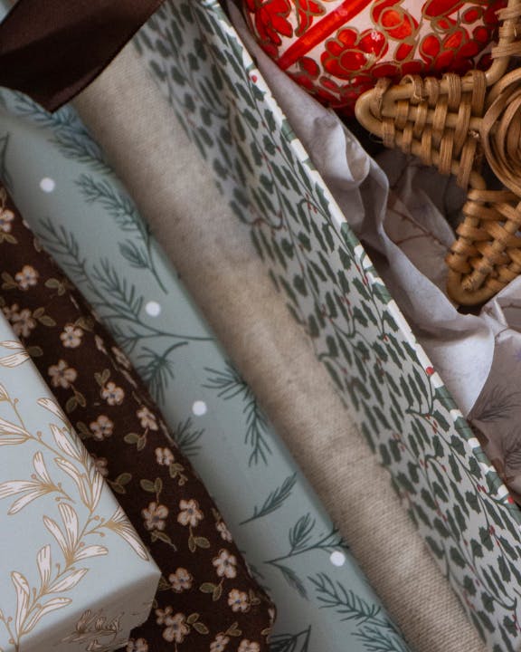 Julegaver med en rød perlekrans på