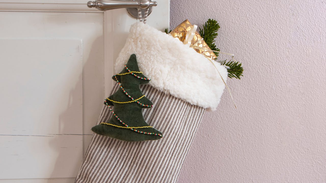 Juletræ i stof med guirlande af små perler