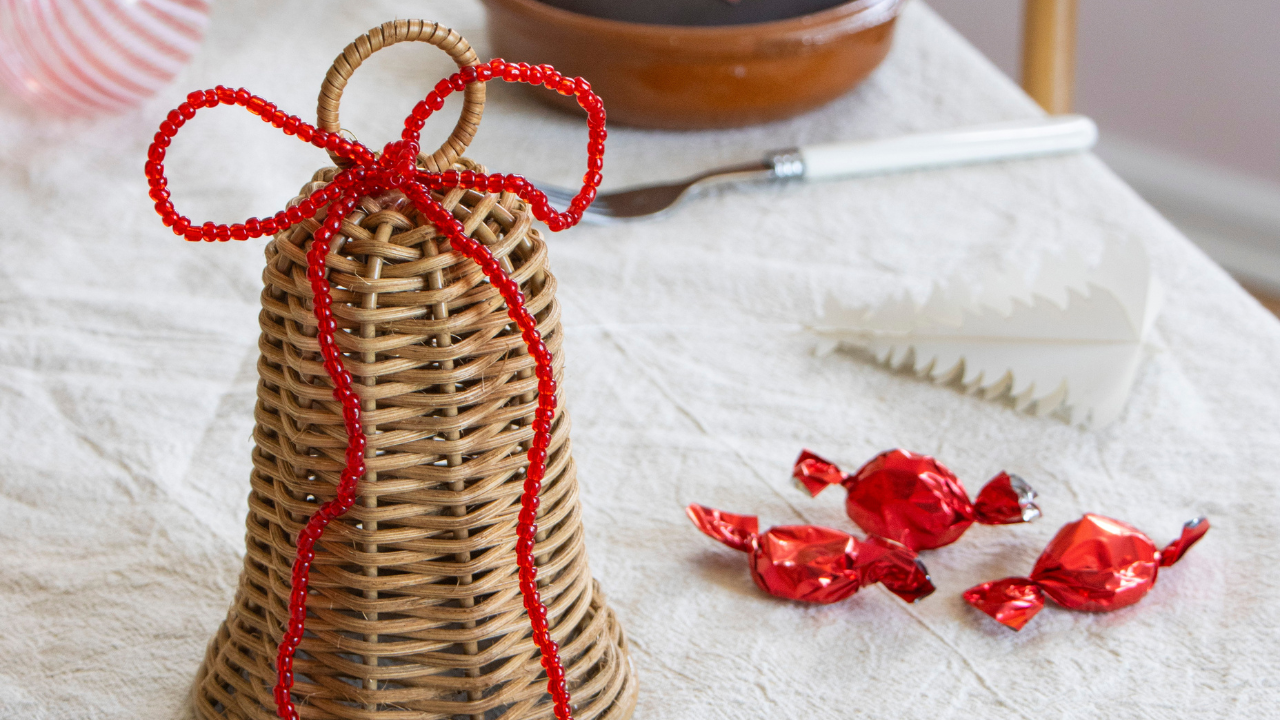 Rød julesløjfe lavet af perler