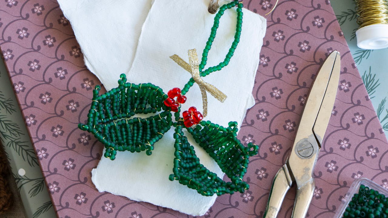 Grøn kristtorn med røde bær lavet af perler