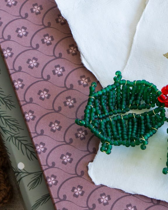 Grøn kristtorn med røde bær lavet af perler